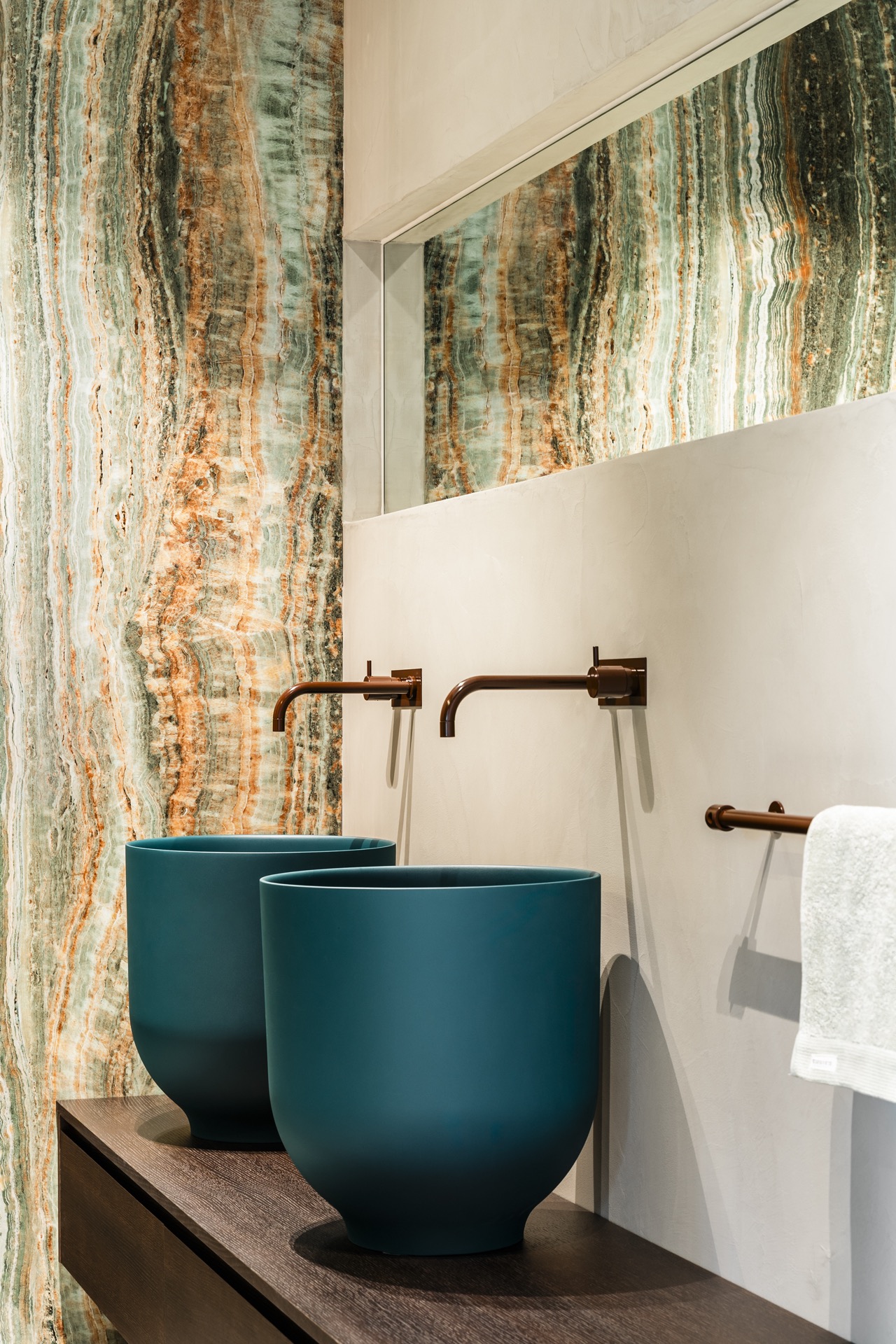 bagno di lusso: sala doccia con parete riscaldata rossa e rubinetti moderni in stile high-tech, Luxury, Design, Exclusive, Modern, Custom Made, Special, Beautiful