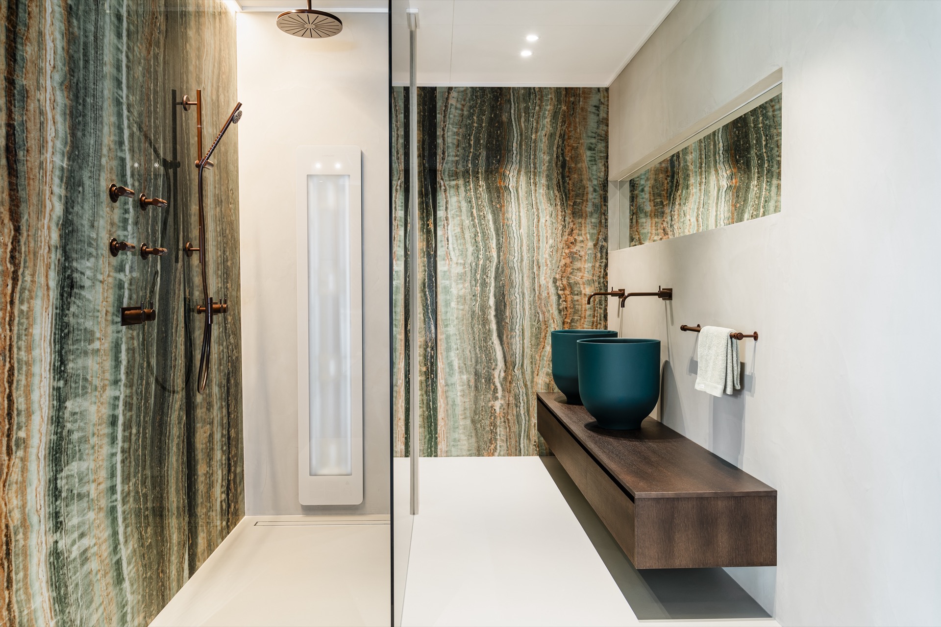 bagno di lusso: bagno con doppio lavandino in ceramica su consolle di legno e rivestimento murale colorato, Luxury, Design, Exclusive, Modern, Custom Made, Special, Beautiful