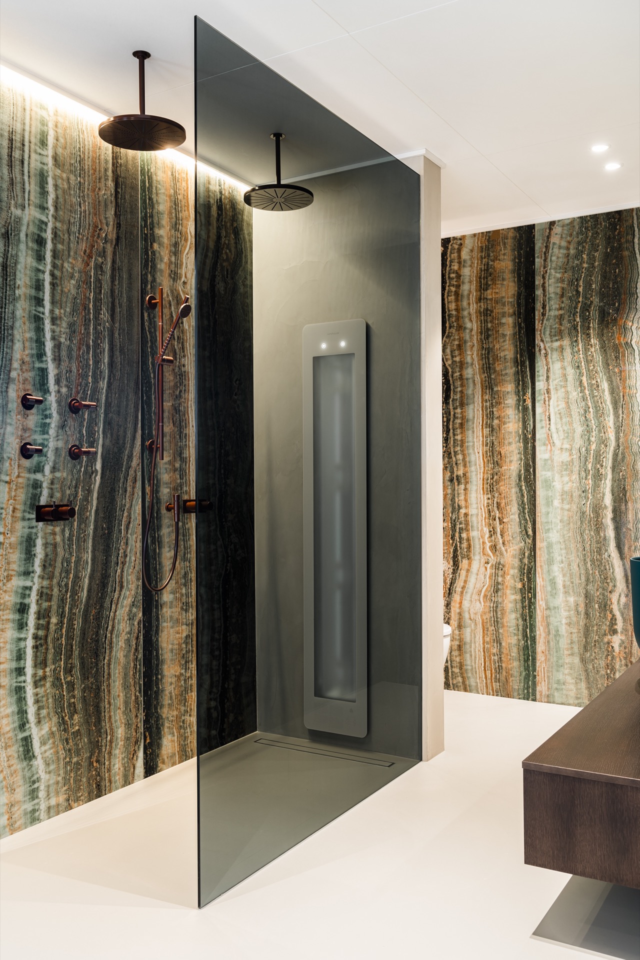 Bagno di lusso con doccia pioggia al soffitto e parete in materiale simile all'onice con parete luminosa rossa, Luxury, Design, Exclusive, Modern, Custom Made, Special, Beautiful