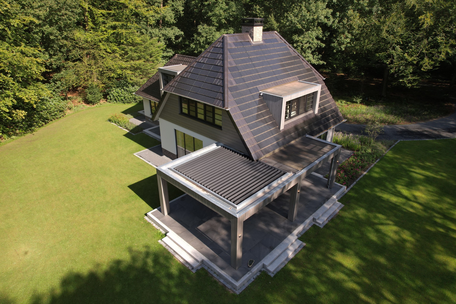 coperture per terrazzi moderne: ampia terrazza coperta con materiali moderni e design minimalista, Luxury, Design, Exclusive, Modern, Custom Made, Special, Beautiful