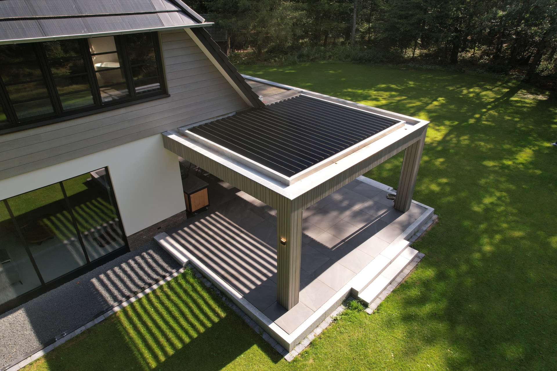 coperture per terrazzi moderne: terrazza moderna con tetto a lamelle regolabili, materiali eleganti e giardino, Luxury, Design, Exclusive, Modern, Custom Made, Special, Beautiful