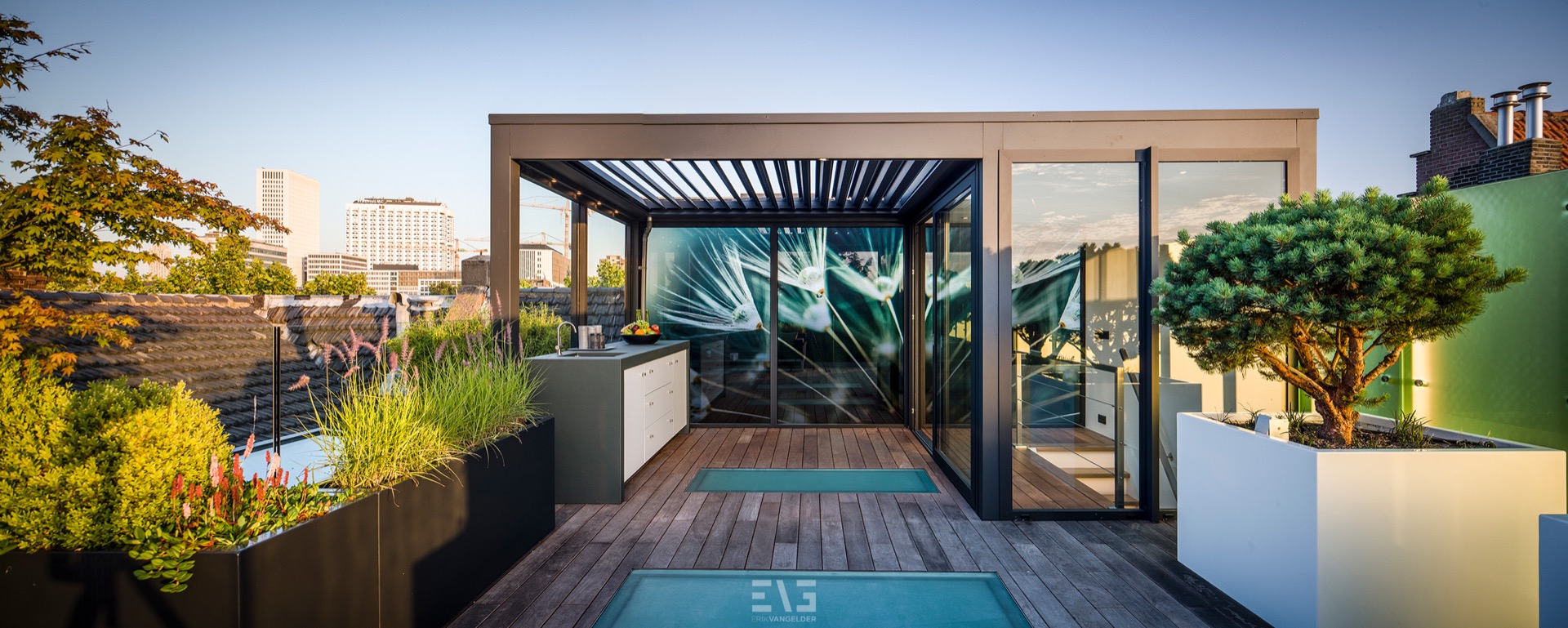 design terrazza sul tetto: terrazza sul tetto moderna con tetto a lamelle regolabile e giardino, spazio esterno elegante, Luxury, Design, Exclusive, Modern, Custom Made, Special, Beautiful