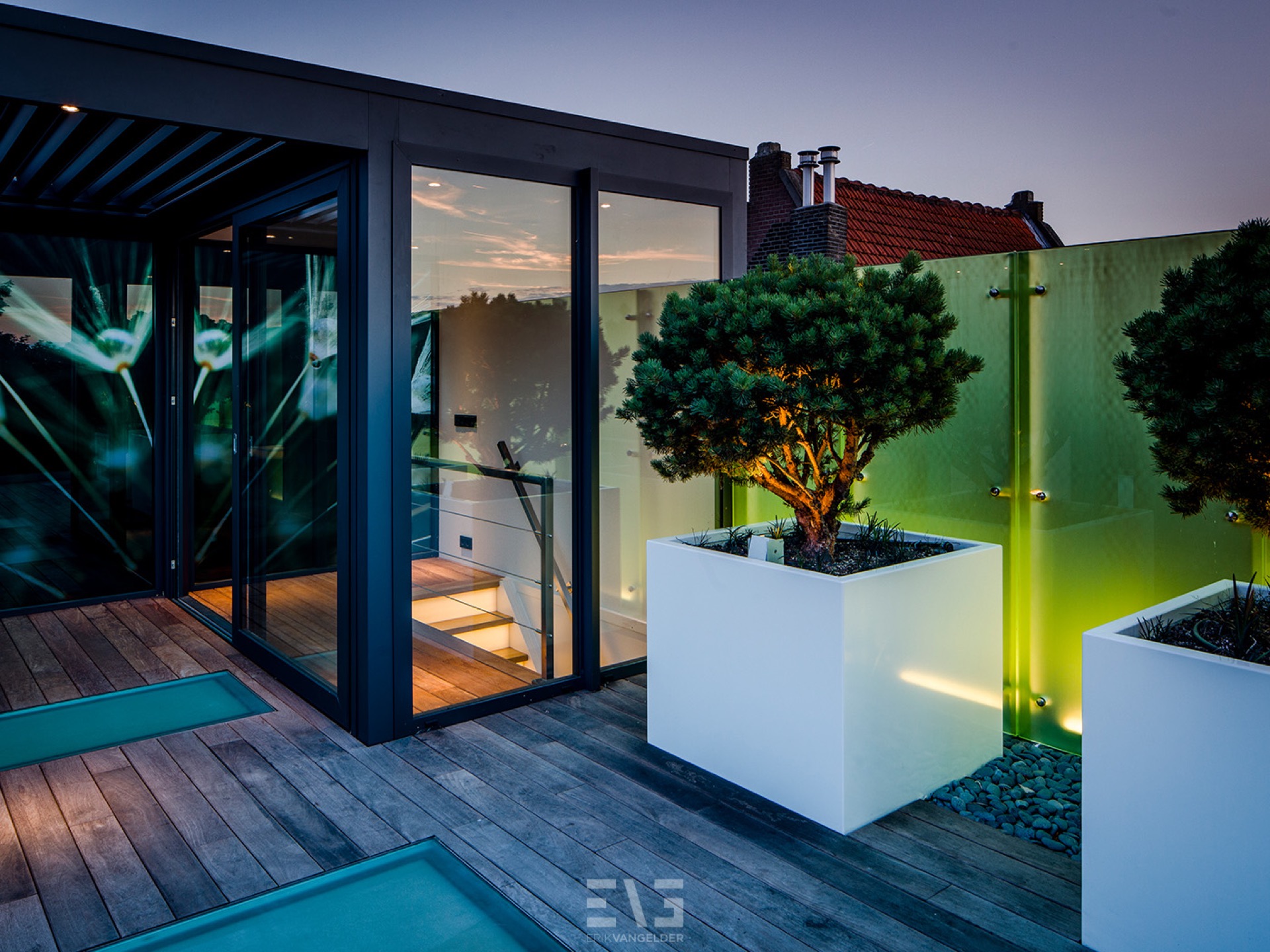 design terrazza sul tetto: terrazza sul tetto con illuminazione, fioriere e pavimento in legno, spazio esterno accogliente, Luxury, Design, Exclusive, Modern, Custom Made, Special, Beautiful