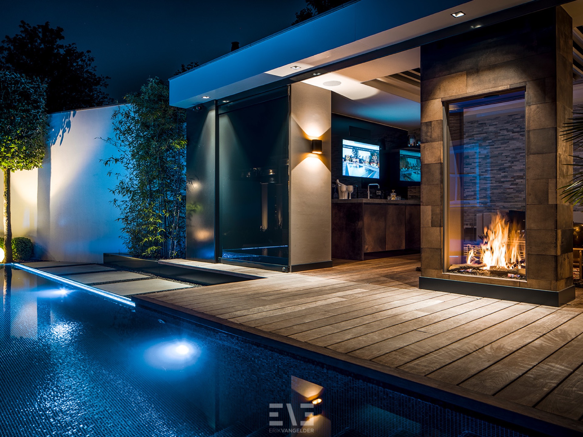 privacy giardino: spazio esterno moderno con piscina e tetto a lamelle di notte, Luxury, Design, Exclusive, Modern, Custom Made, Special, Beautiful