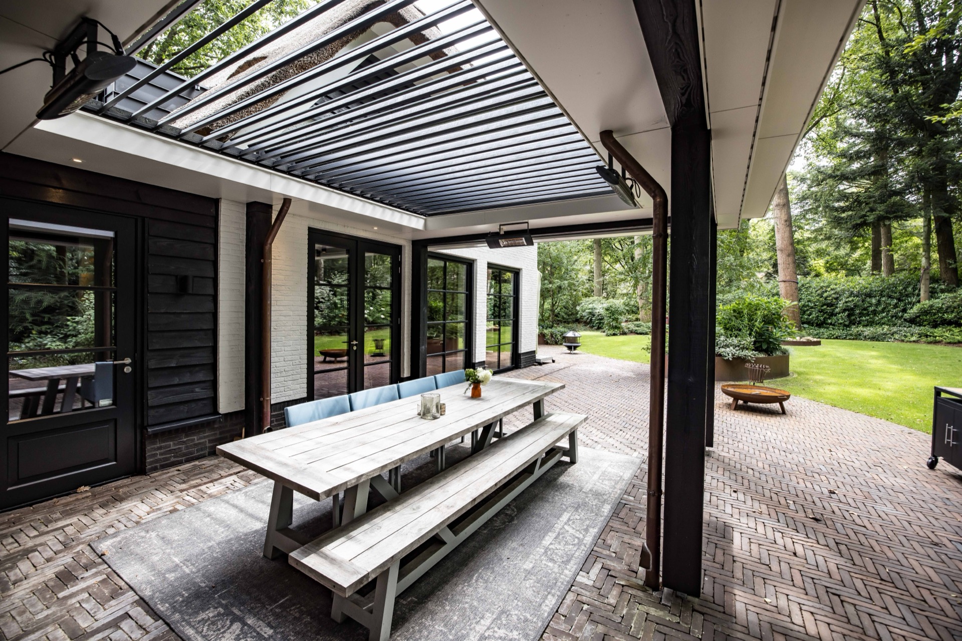 giardino con copertura: mobili da giardino rustico sulla terrazza con sfondo verde, Luxury, Design, Exclusive, Modern, Custom Made, Special, Beautiful