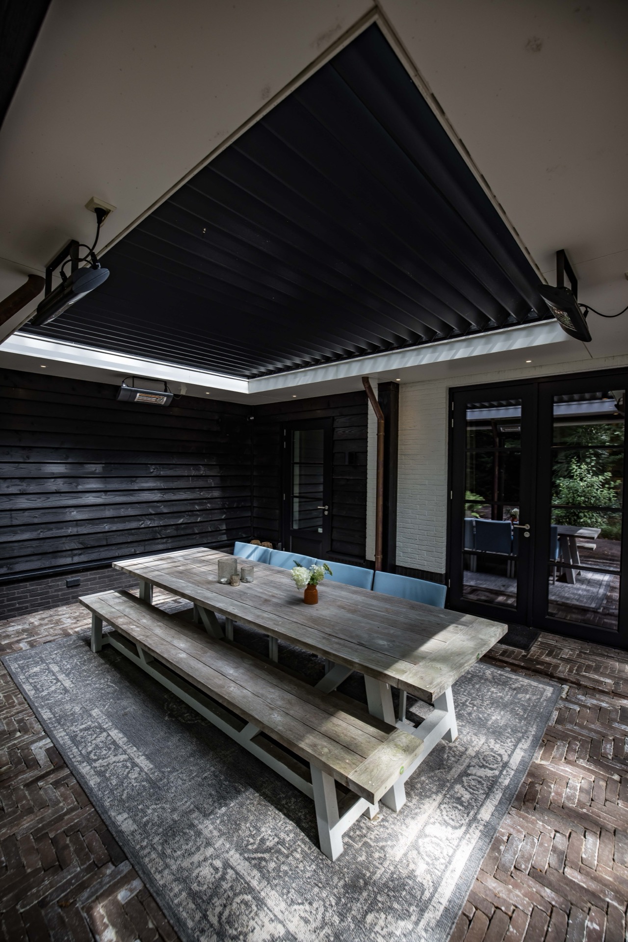 giardino con copertura: zona pranzo coperta nel giardino con tavolo in legno e panche, Luxury, Design, Exclusive, Modern, Custom Made, Special, Beautiful