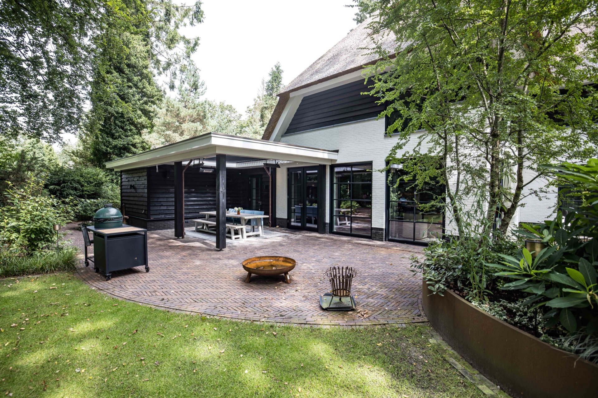 giardino con copertura: casa con finestre laterali, dettaglio in legno nero e parete bianca, Luxury, Design, Exclusive, Modern, Custom Made, Special, Beautiful