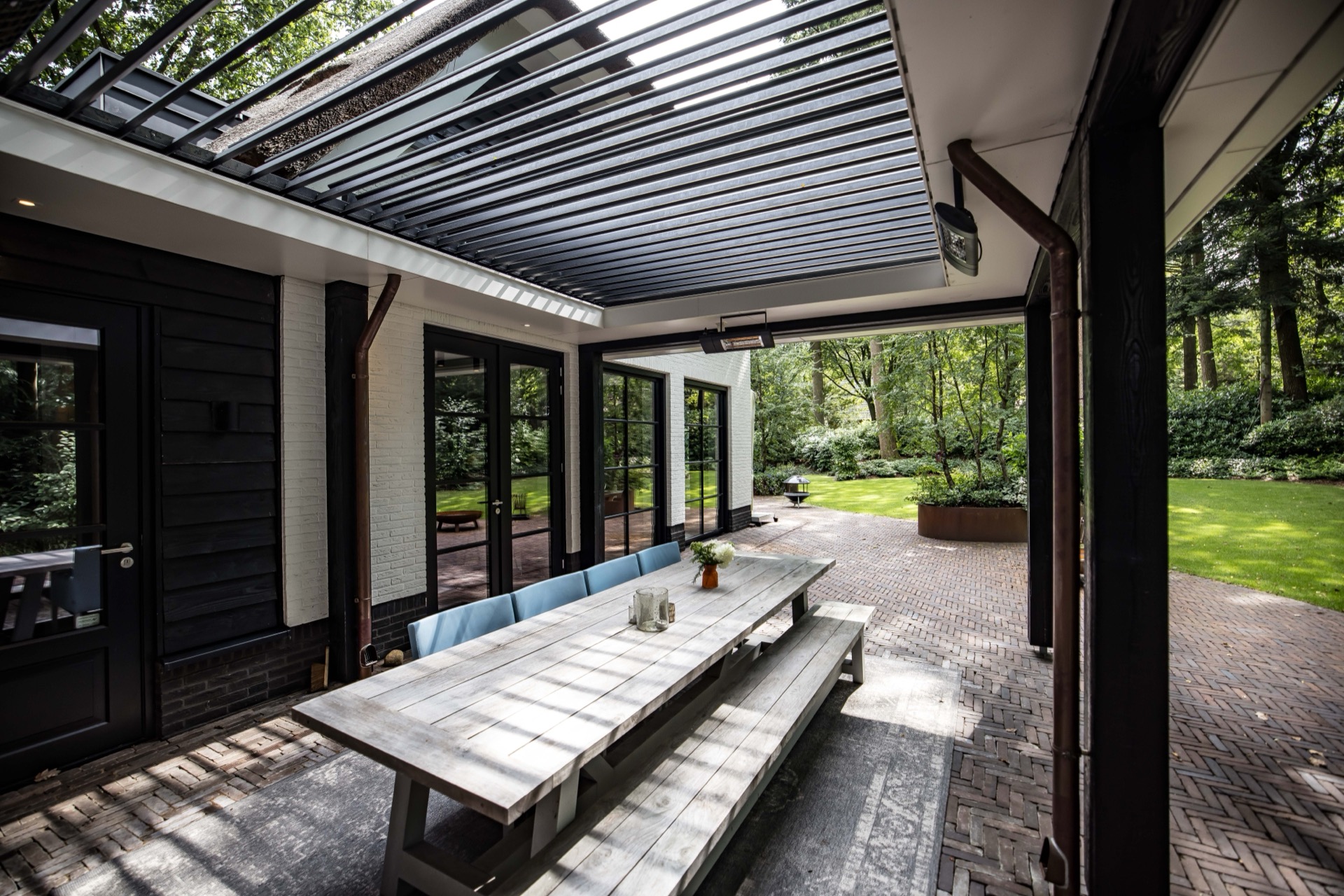 giardino con copertura: veranda con tavolo e vista sul giardino, copertura a lamelle e grandi finestre, Luxury, Design, Exclusive, Modern, Custom Made, Special, Beautiful