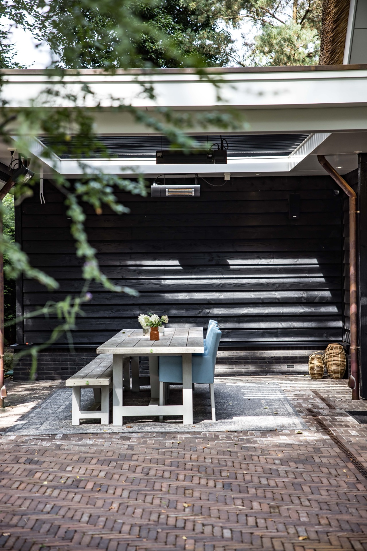 giardino con copertura: patio moderno con elementi in legno e pietra, giardino tutto intorno, sotto una copertura a lamelle., Luxury, Design, Exclusive, Modern, Custom Made, Special, Beautiful