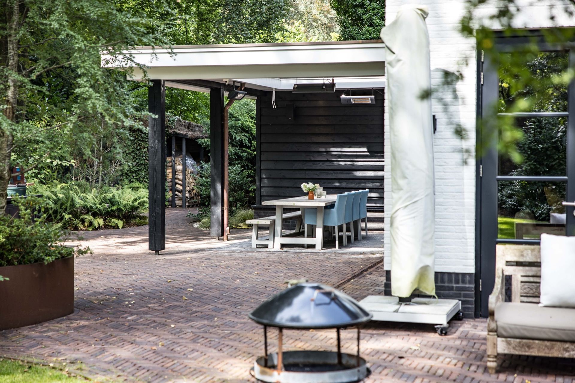 giardino con copertura: spazio esterno moderno con lounge, barbecue e verde del giardino, Luxury, Design, Exclusive, Modern, Custom Made, Special, Beautiful