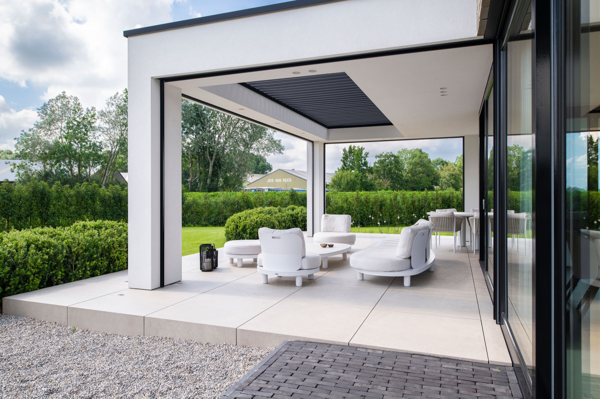 veranda moderna con tetto a lamelle: terrazza parzialmente coperta con mobili da giardino bianchi e privacy, Luxury, Design, Exclusive, Modern, Custom Made, Special, Beautiful