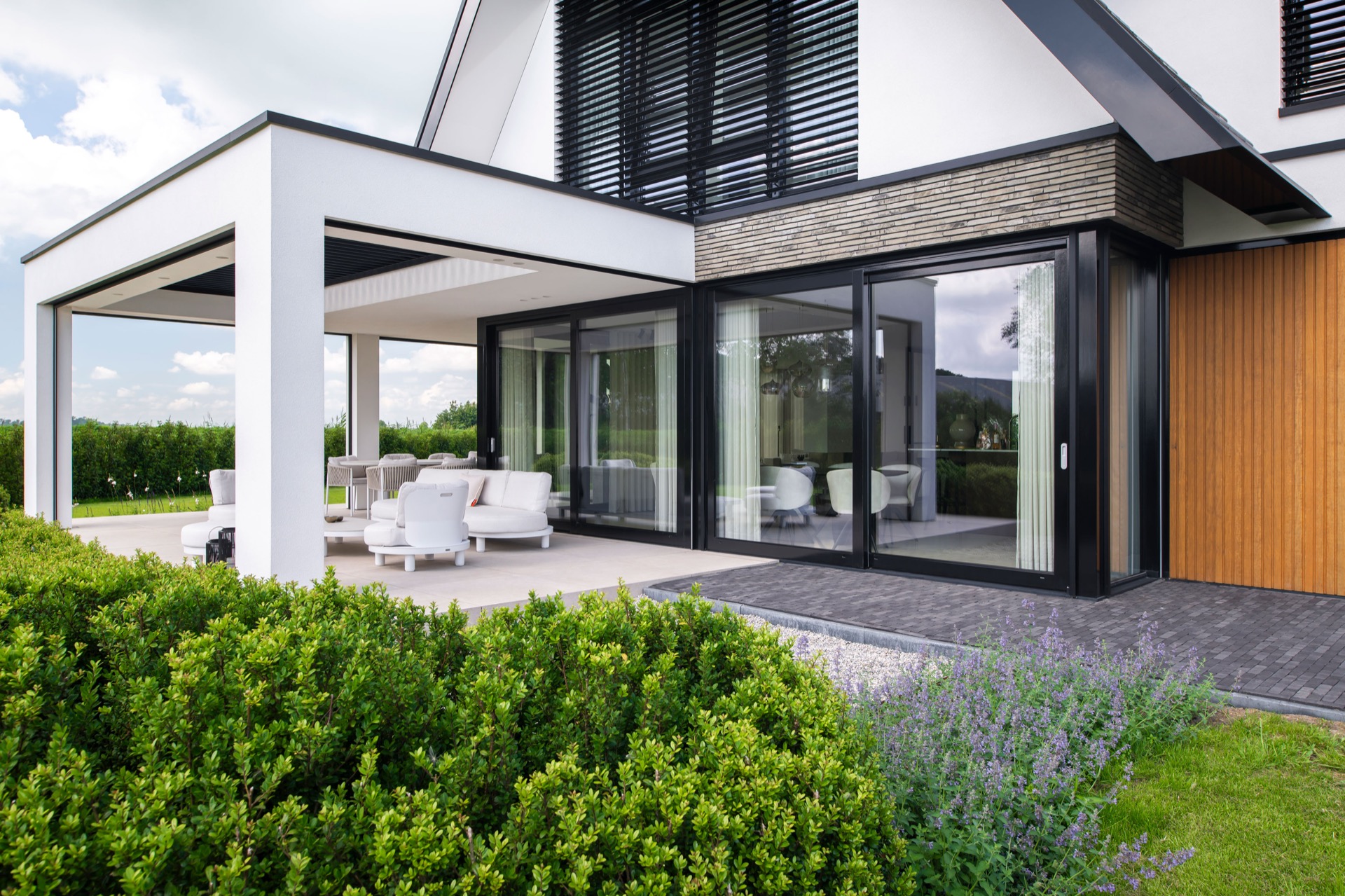 veranda moderna con tetto a lamelle: terrazza estesa con mobili da giardino moderni e copertura ombreggiata, Luxury, Design, Exclusive, Modern, Custom Made, Special, Beautiful