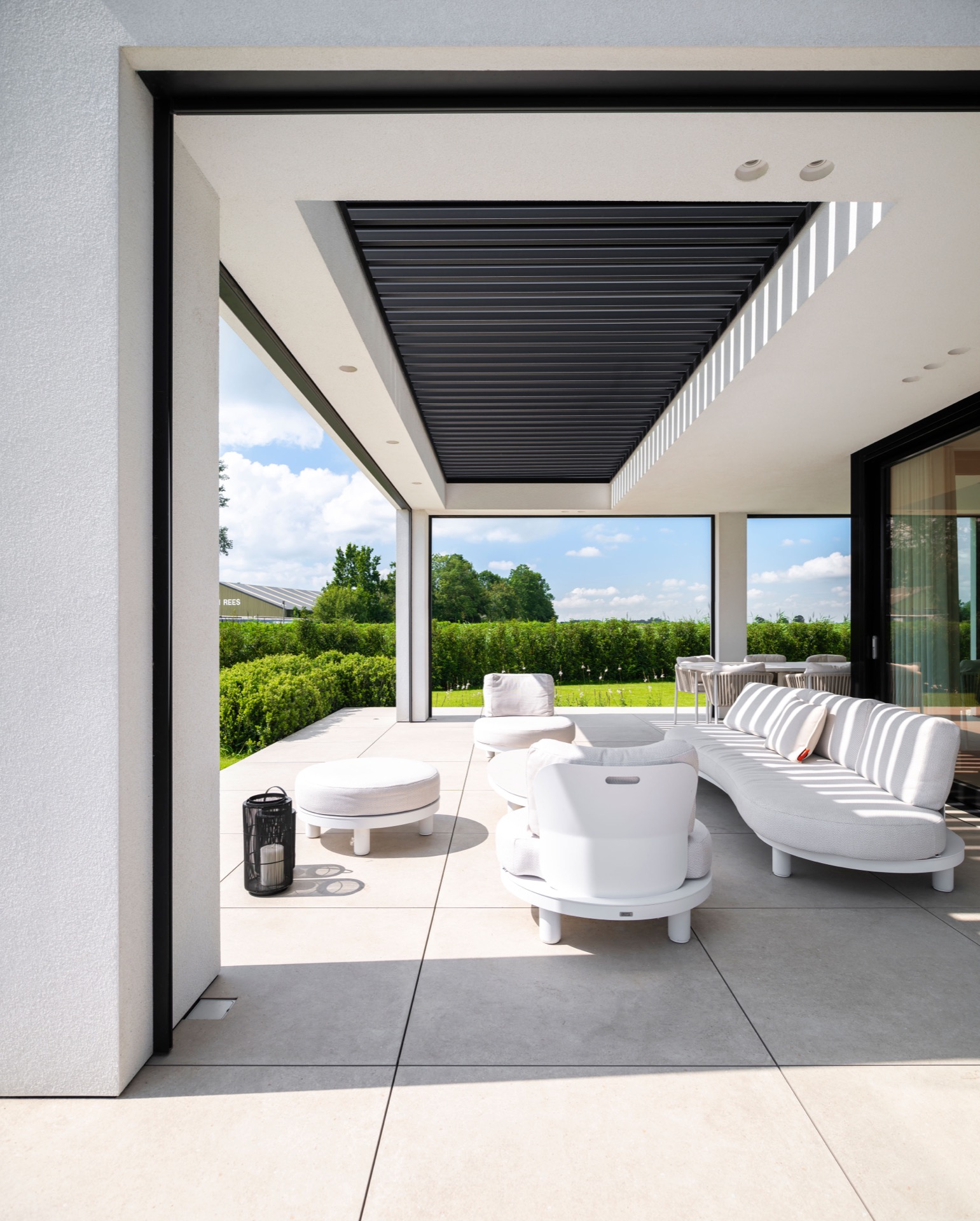 Veranda moderna con tetto a lamelle nere e mobili da esterni bianchi, Luxury, Design, Exclusive, Modern, Custom Made, Special, Beautiful