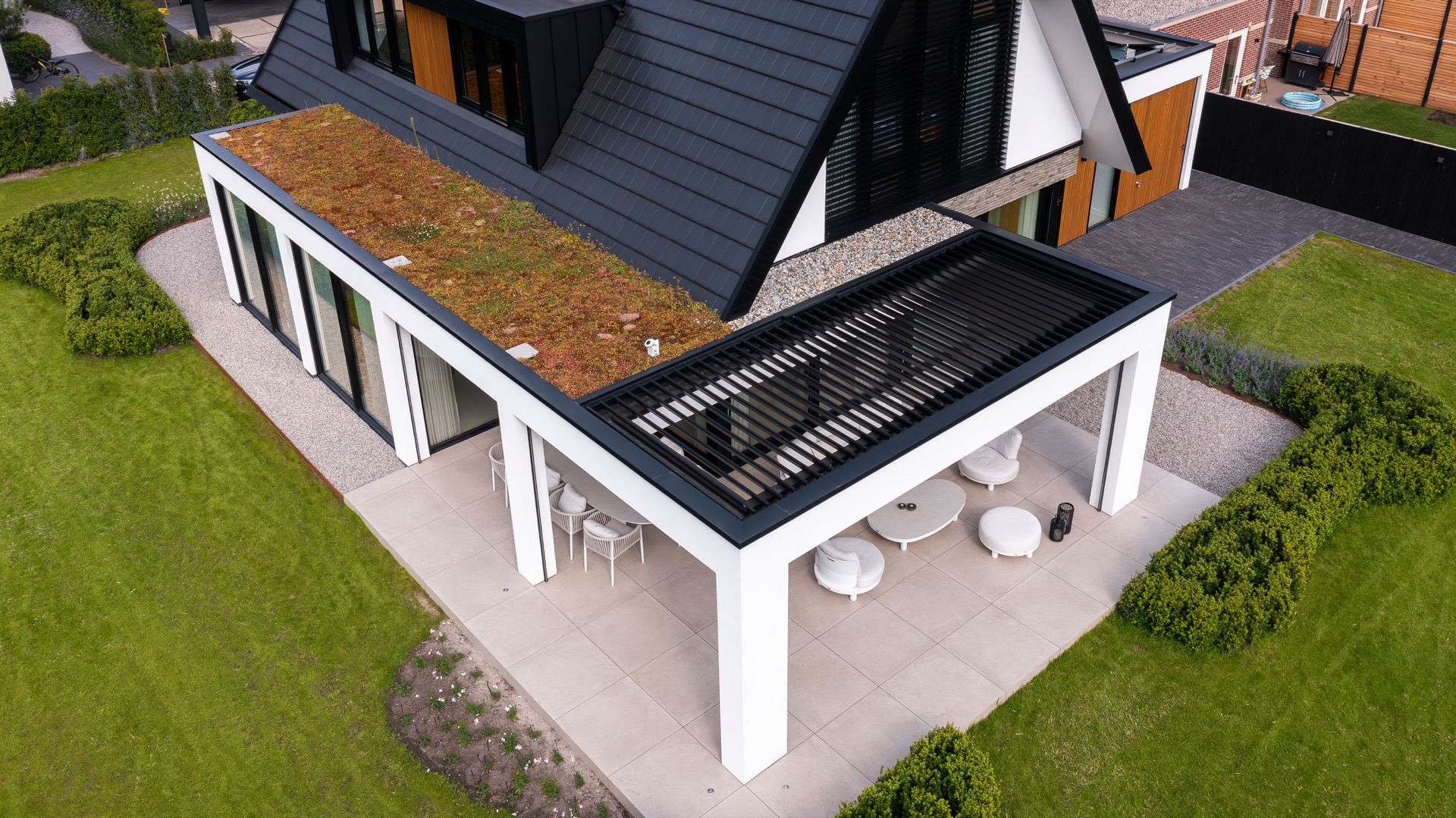 veranda moderna con tetto a lamelle: casa moderna con terrazza ed estensione, giardino e tetto verde, Luxury, Design, Exclusive, Modern, Custom Made, Special, Beautiful