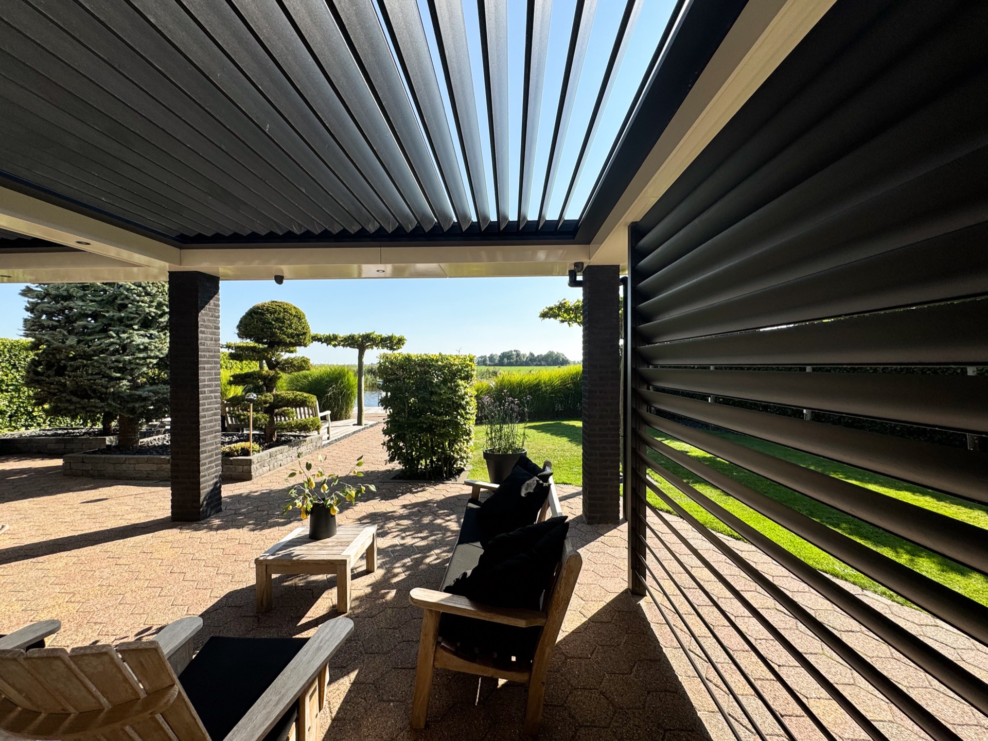 area esterna con copertura in alluminio: veranda moderna con lamelle e mobili da giardino, Luxury, Design, Exclusive, Modern, Custom Made, Special, Beautiful