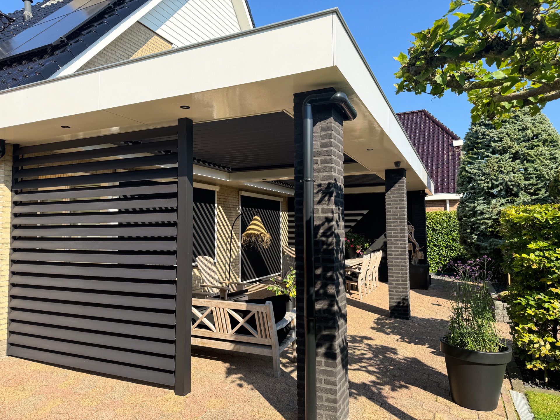 area esterna con copertura in alluminio: veranda moderna con motivo di ombra e giardino, Luxury, Design, Exclusive, Modern, Custom Made, Special, Beautiful