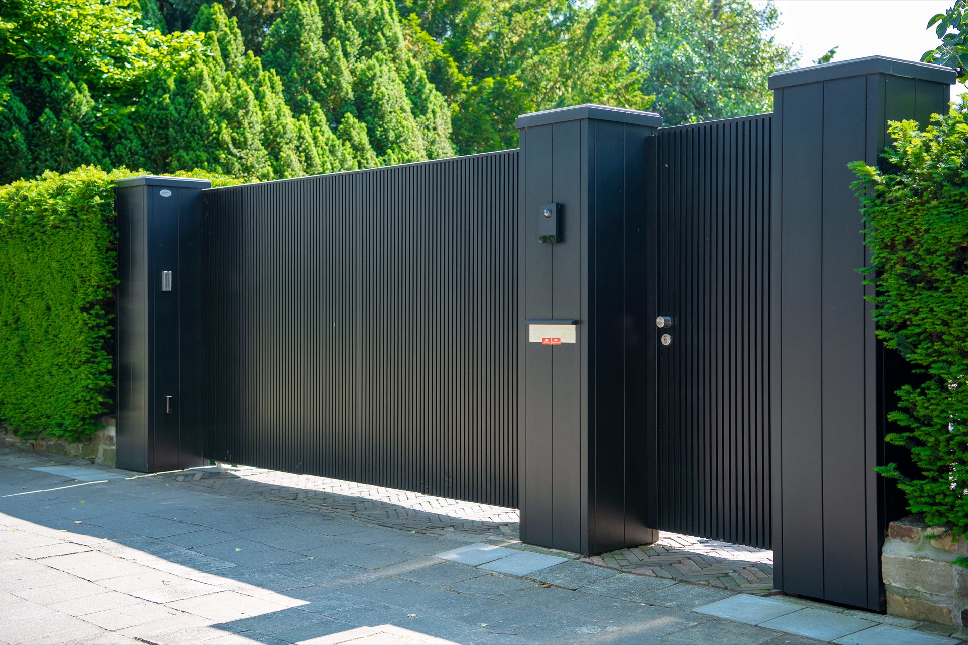 porta scorrevole automatica: dettaglio del motore sotterraneo e delle rotaie sotto il cancello scorrevole., Luxury, Design, Exclusive, Modern, Custom Made, Special, Beautiful