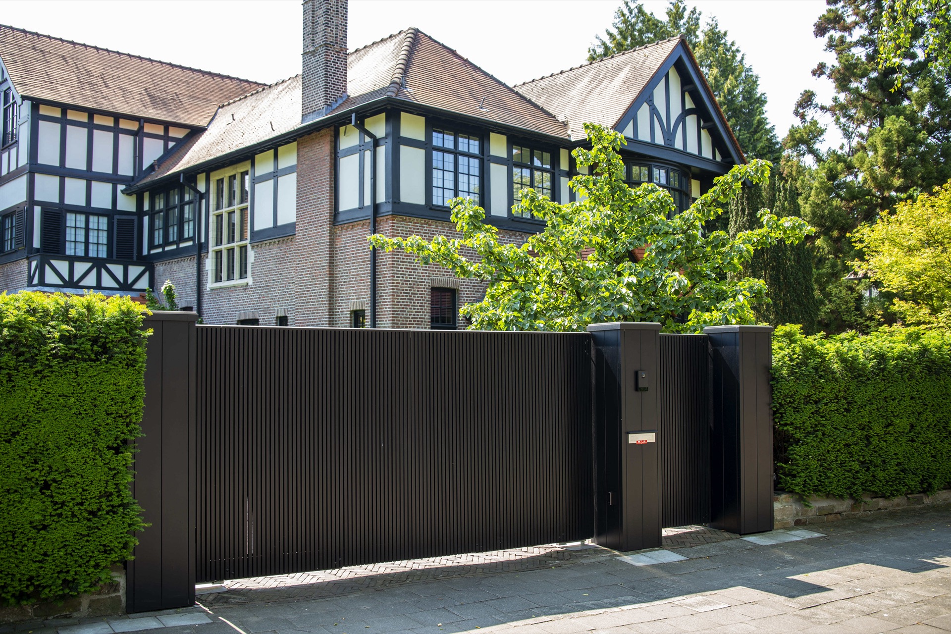 porta scorrevole automatica: cancello scorrevole nero moderno con sistemi di automazione e sicurezza., Luxury, Design, Exclusive, Modern, Custom Made, Special, Beautiful