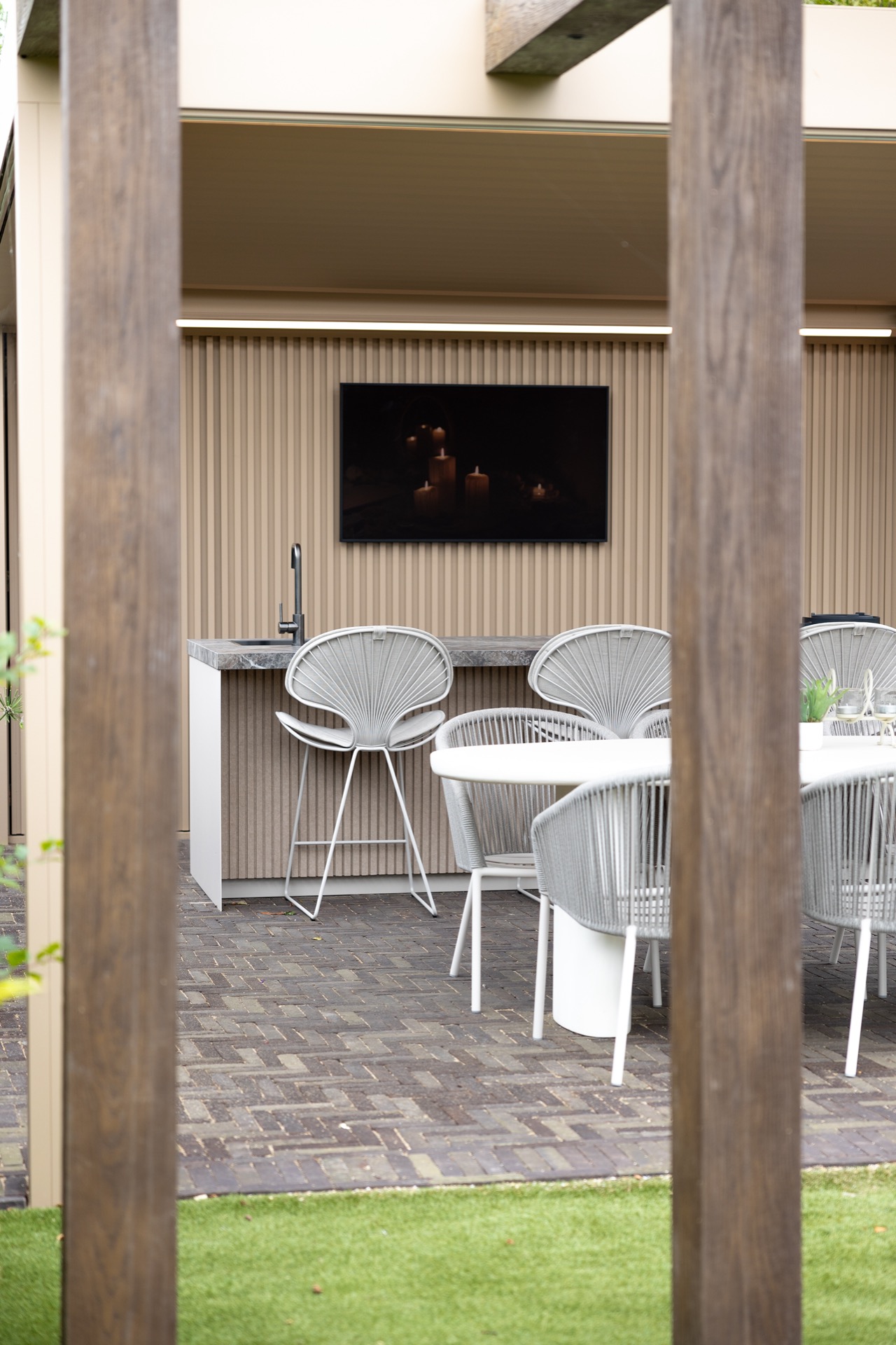 cucina moderna marmo: cucina esterna moderna con bar e TV nel giardino, Luxury, Design, Exclusive, Modern, Custom Made, Special, Beautiful