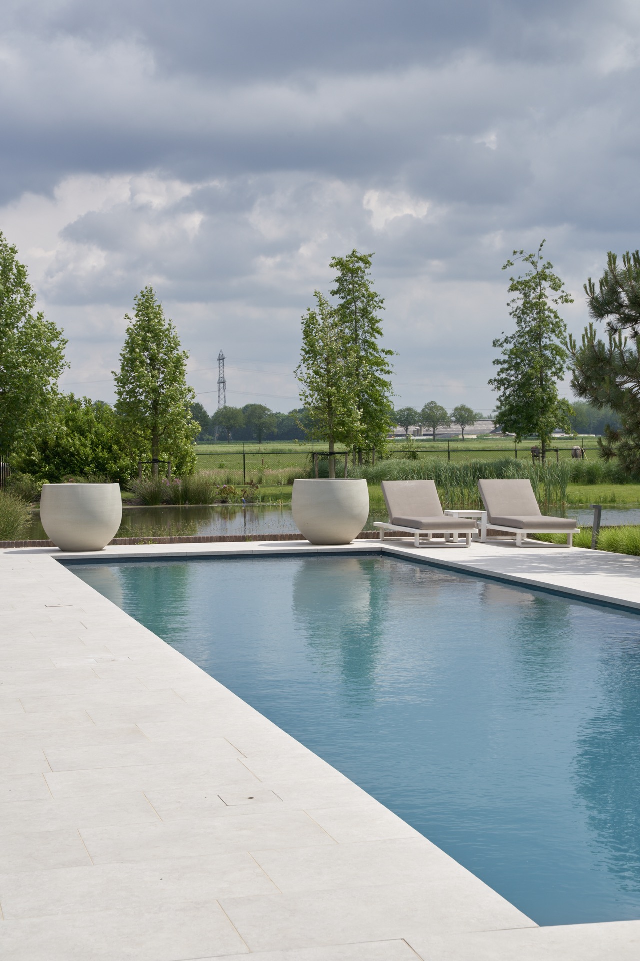 piscina moderna: giardino con piscina, lettini e ambiente naturale., Luxe, Design, Exclusief, Modern, Maatwerk, Bijzondere, Mooie