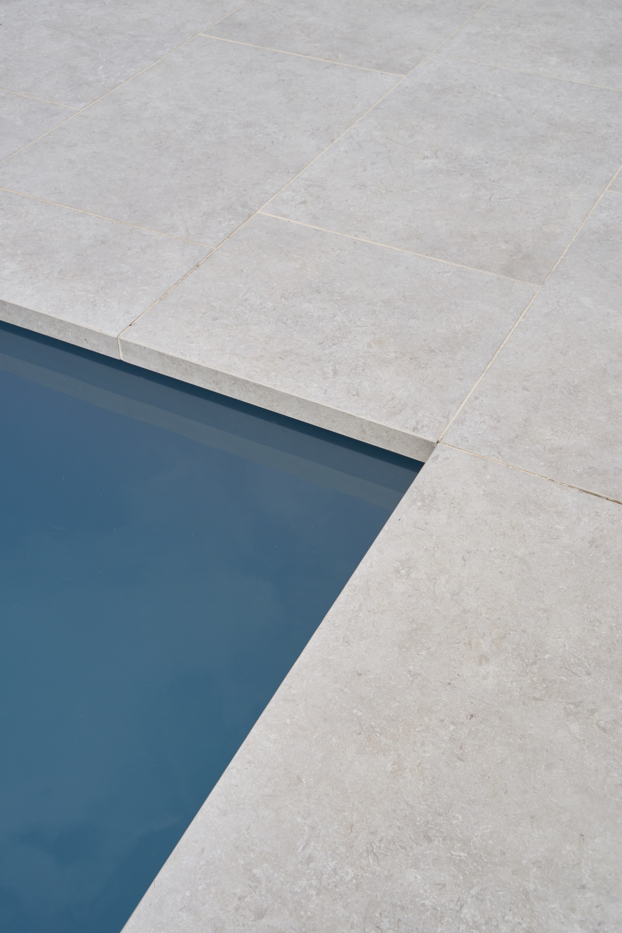 piscina moderna: dettaglio di pavimento piastrellato e superficie dell'acqua della piscina., Luxe, Design, Exclusief, Modern, Maatwerk, Bijzondere, Mooie