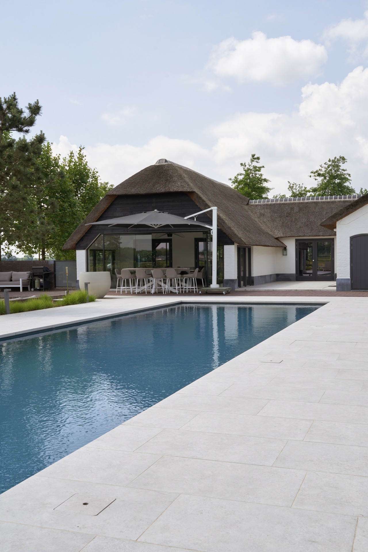 piscina moderna: piscina con spiaggia di sabbia e ambiente moderno., Luxe, Design, Exclusief, Modern, Maatwerk, Bijzondere, Mooie