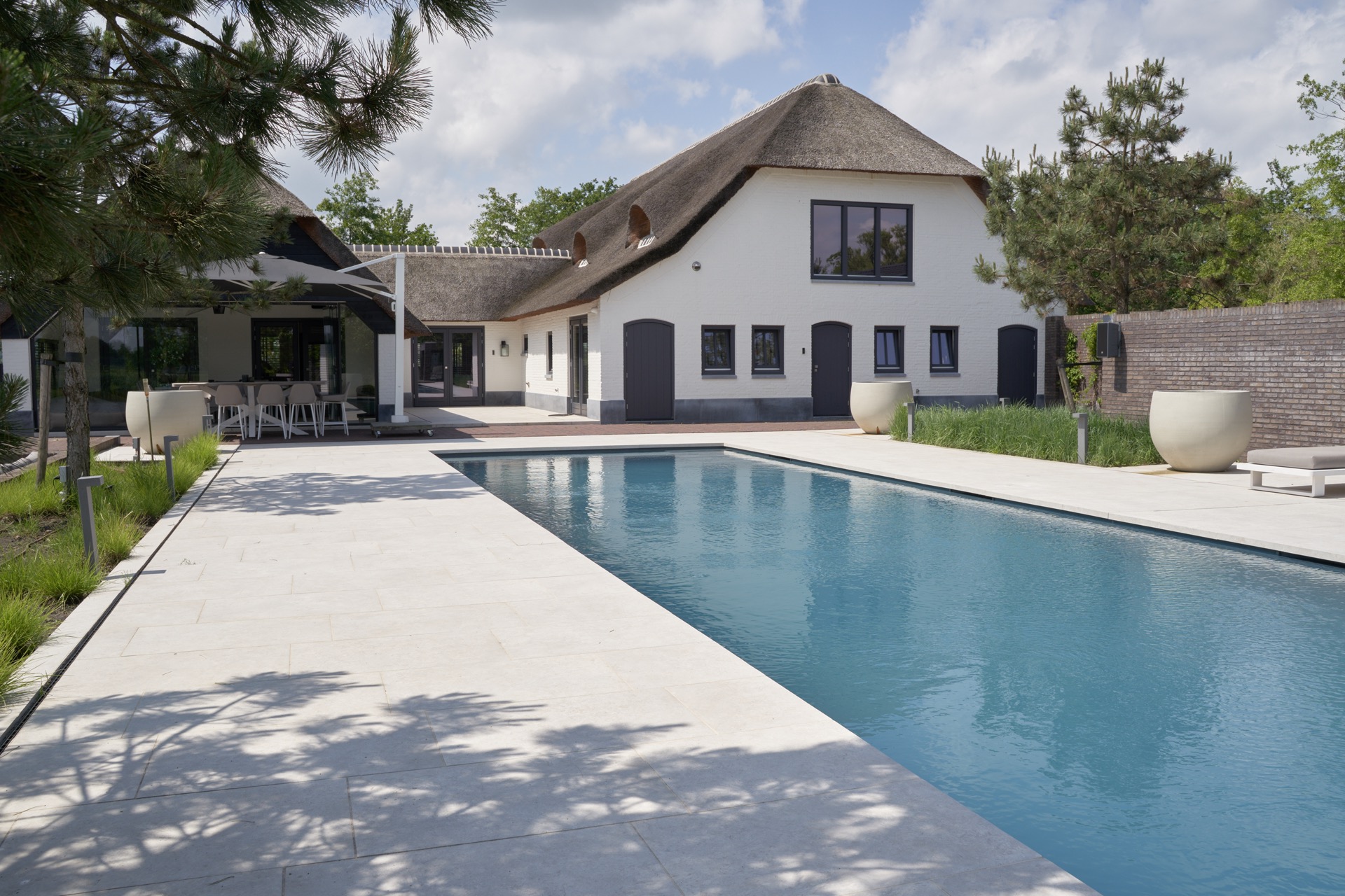 Piscina moderna con piastrelle grandi e vista panoramica., Luxe, Design, Exclusief, Modern, Maatwerk, Bijzondere, Mooie