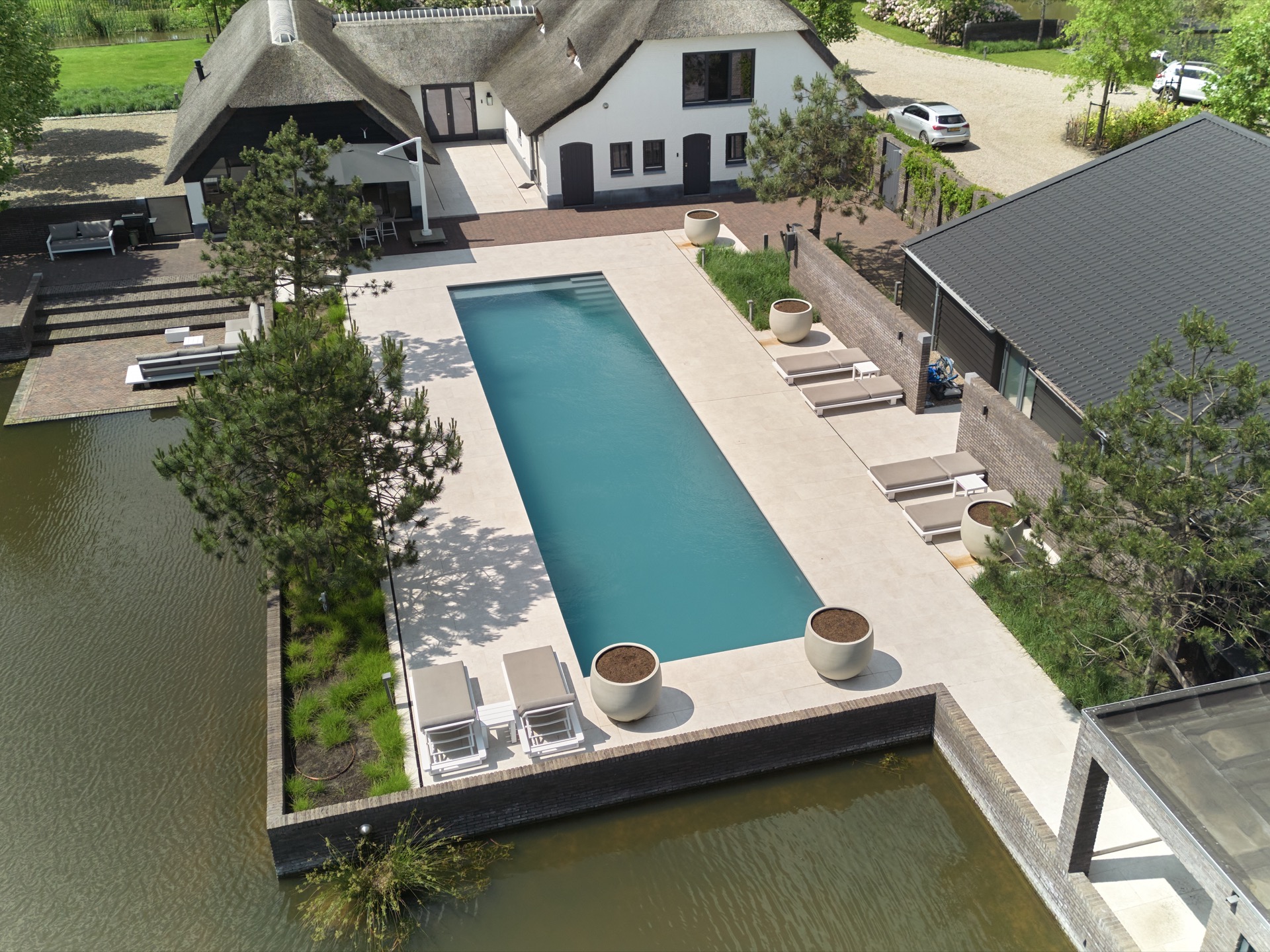 piscina moderna: panoramica della casa e della piscina con linee pulite., Luxe, Design, Exclusief, Modern, Maatwerk, Bijzondere, Mooie