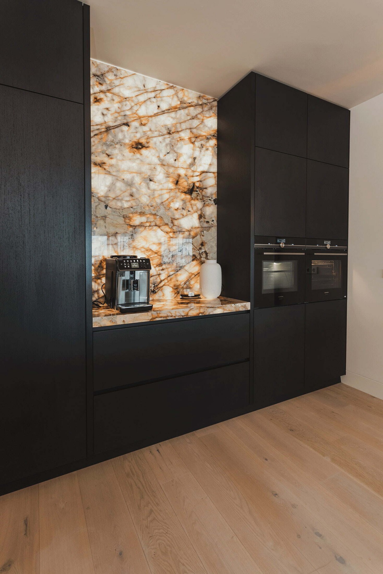 cucina moderna in marmo: dettaglio di piano cottura a gas e wok in marmo, Luxury, Design, Exclusive, Modern, Custom Made, Special, Beautiful