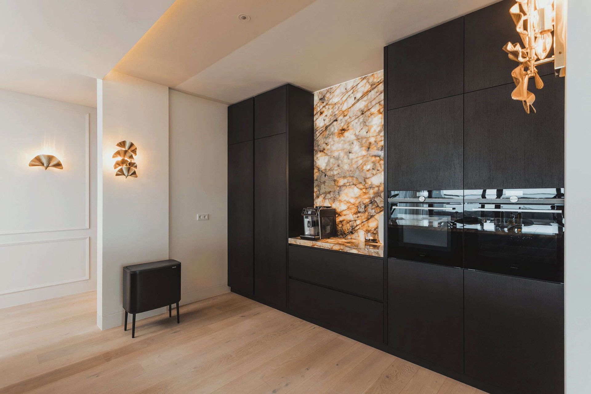 cucina moderna in marmo: cucina nera moderna con elettrodomestici integrati e dettagli in marmo, Luxury, Design, Exclusive, Modern, Custom Made, Special, Beautiful