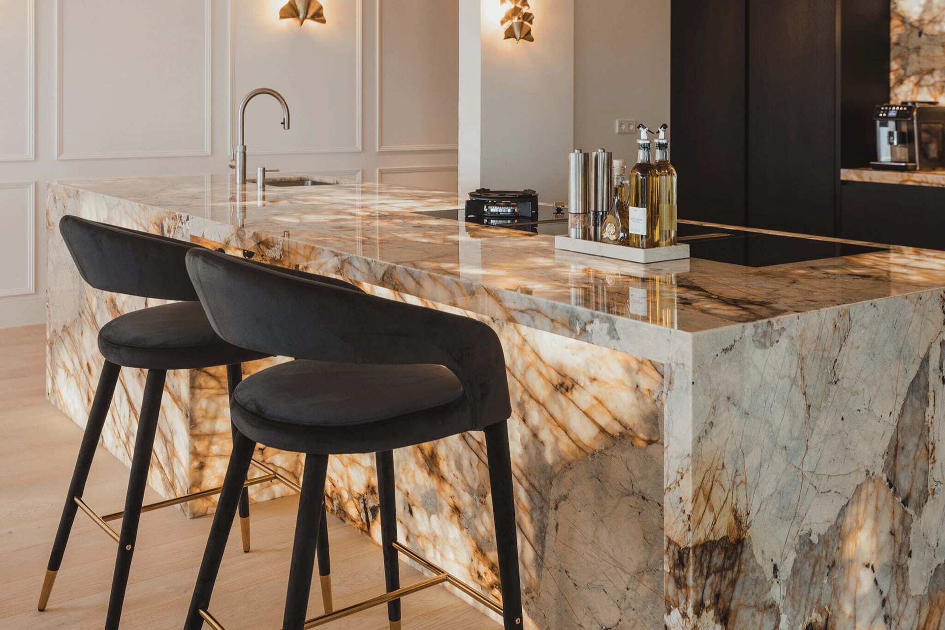 cucina moderna in marmo: soffitto in legno chiaro e cucina moderna con isola in marmo, Luxury, Design, Exclusive, Modern, Custom Made, Special, Beautiful