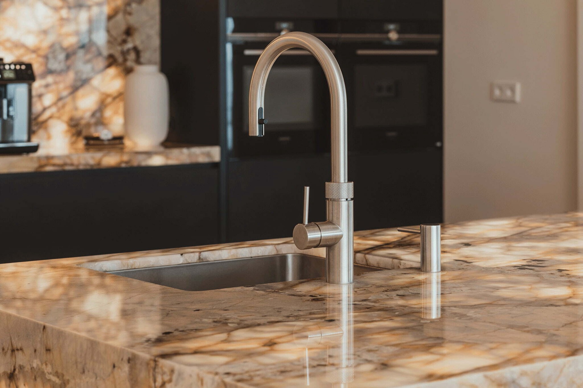 cucina moderna in marmo: soggiorno luminoso con grandi finestre e decorazioni moderne, Luxury, Design, Exclusive, Modern, Custom Made, Special, Beautiful