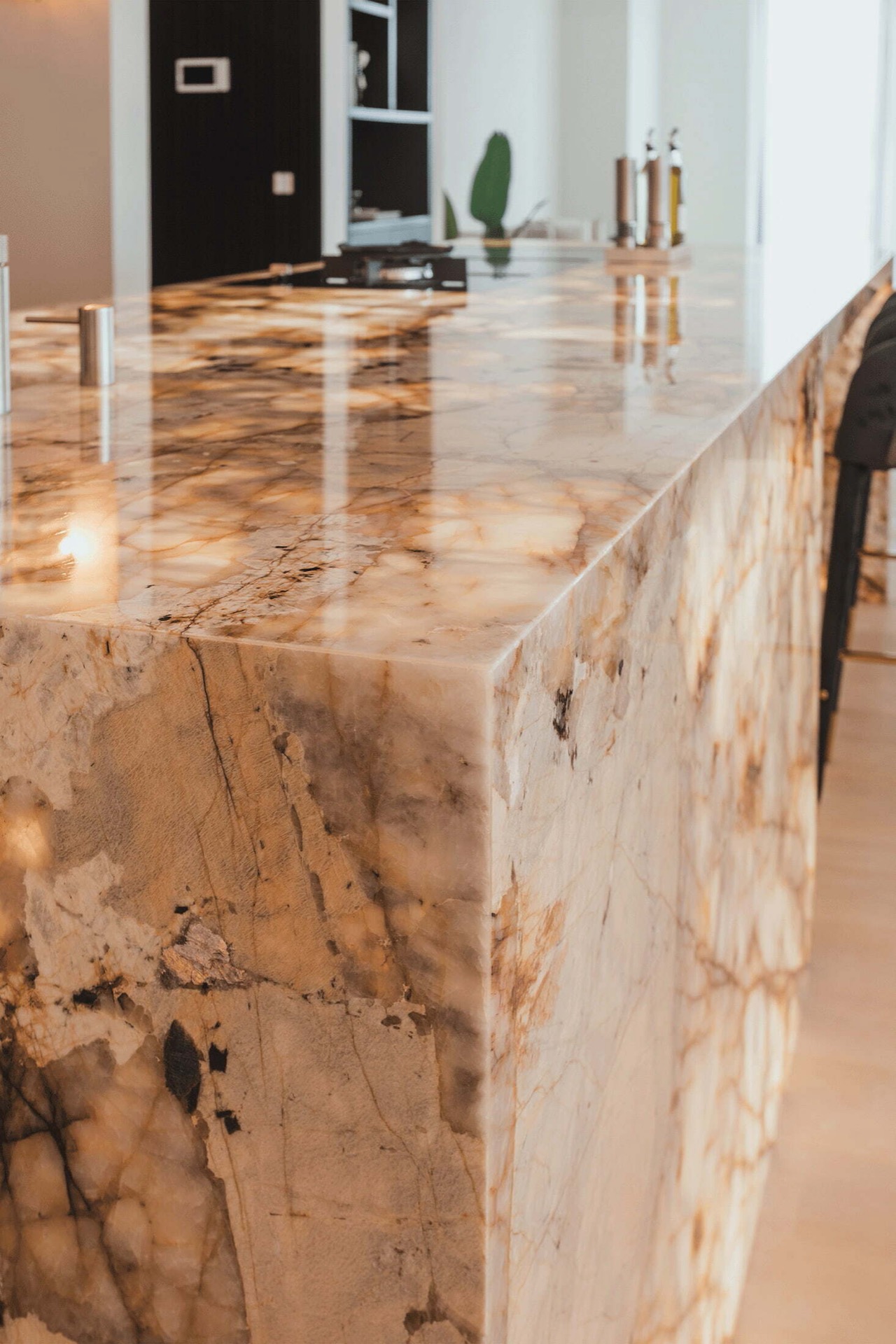 cucina moderna in marmo: muro cucina nero con marmo e accessori decorativi, Luxury, Design, Exclusive, Modern, Custom Made, Special, Beautiful