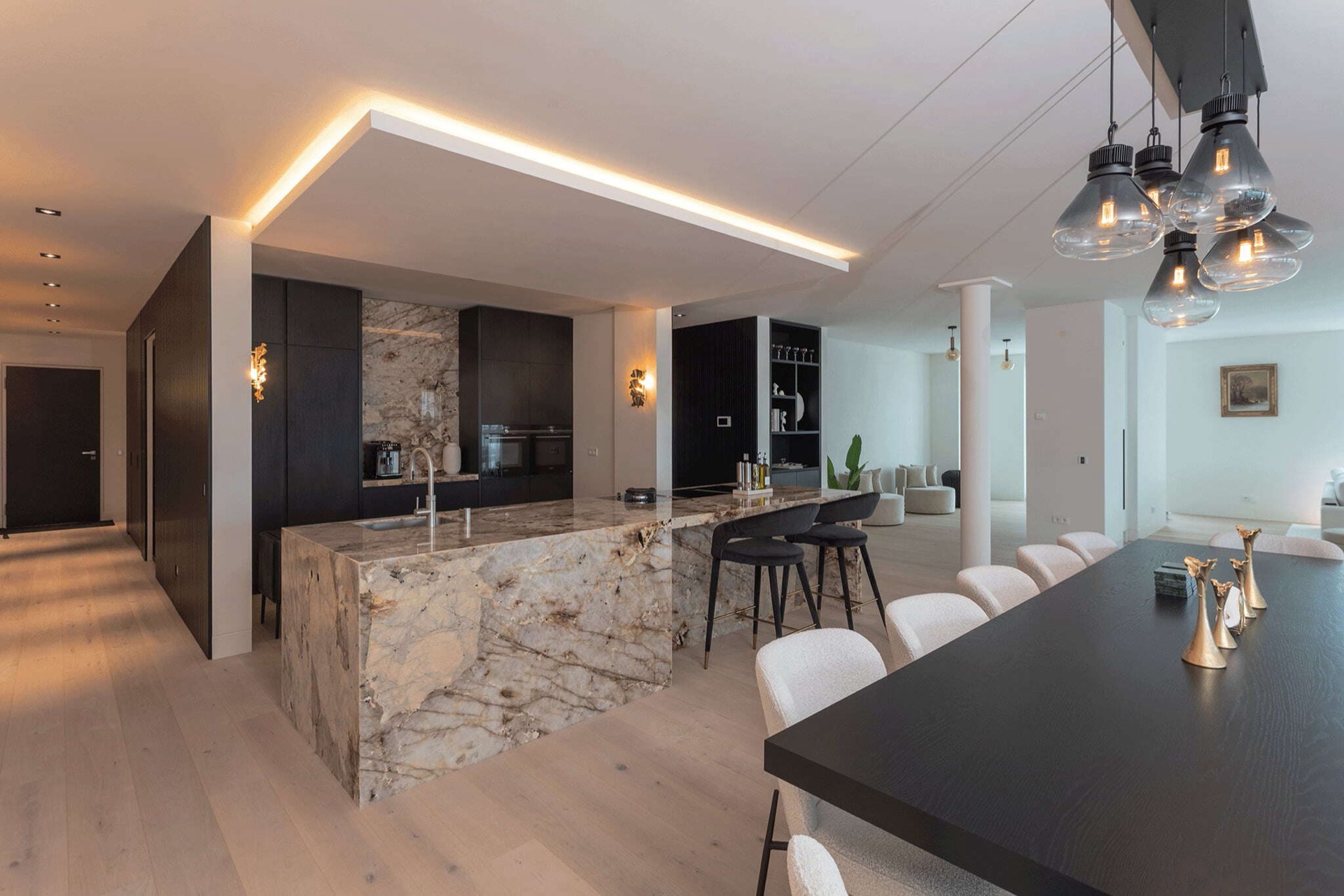 cucina moderna in marmo: soggiorno luminoso con decorazioni moderne, vasi e opere d'arte, Luxury, Design, Exclusive, Modern, Custom Made, Special, Beautiful