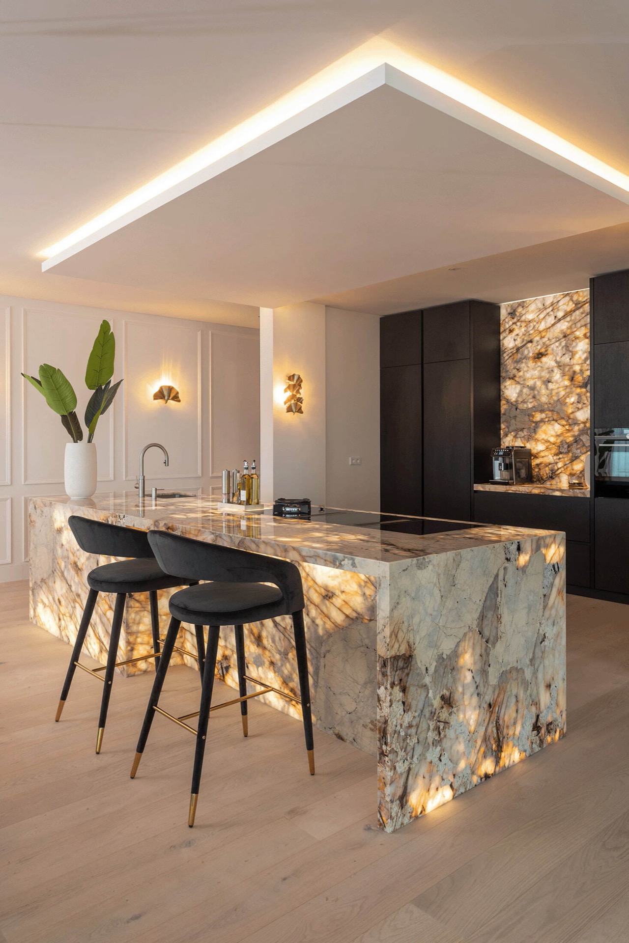cucina moderna in marmo: cucina di lusso con piano di marmo illuminato e armadi moderni neri, Luxury, Design, Exclusive, Modern, Custom Made, Special, Beautiful