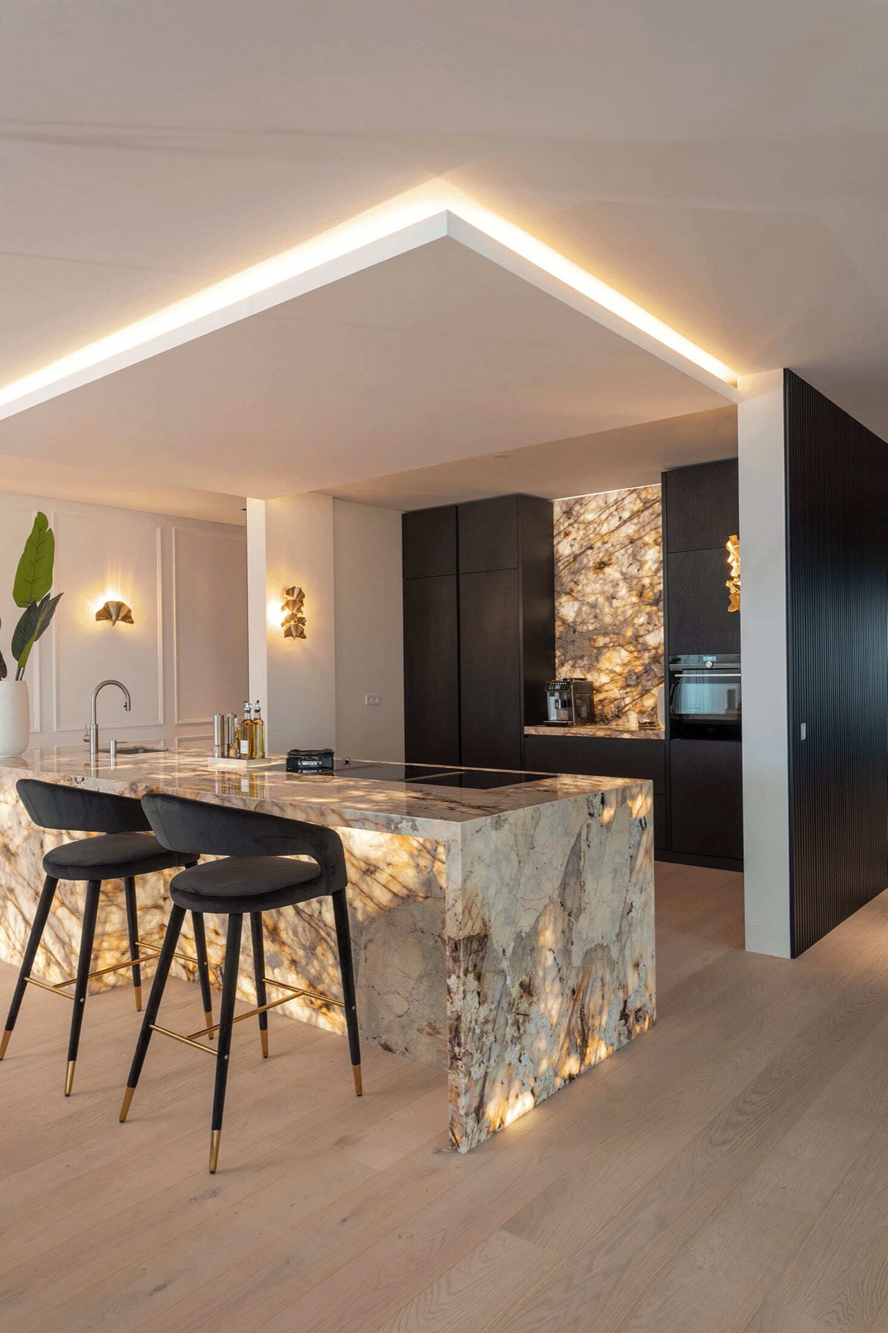 cucina moderna in marmo: soggiorno luminoso con mobiliario moderno e decorazioni, Luxury, Design, Exclusive, Modern, Custom Made, Special, Beautiful