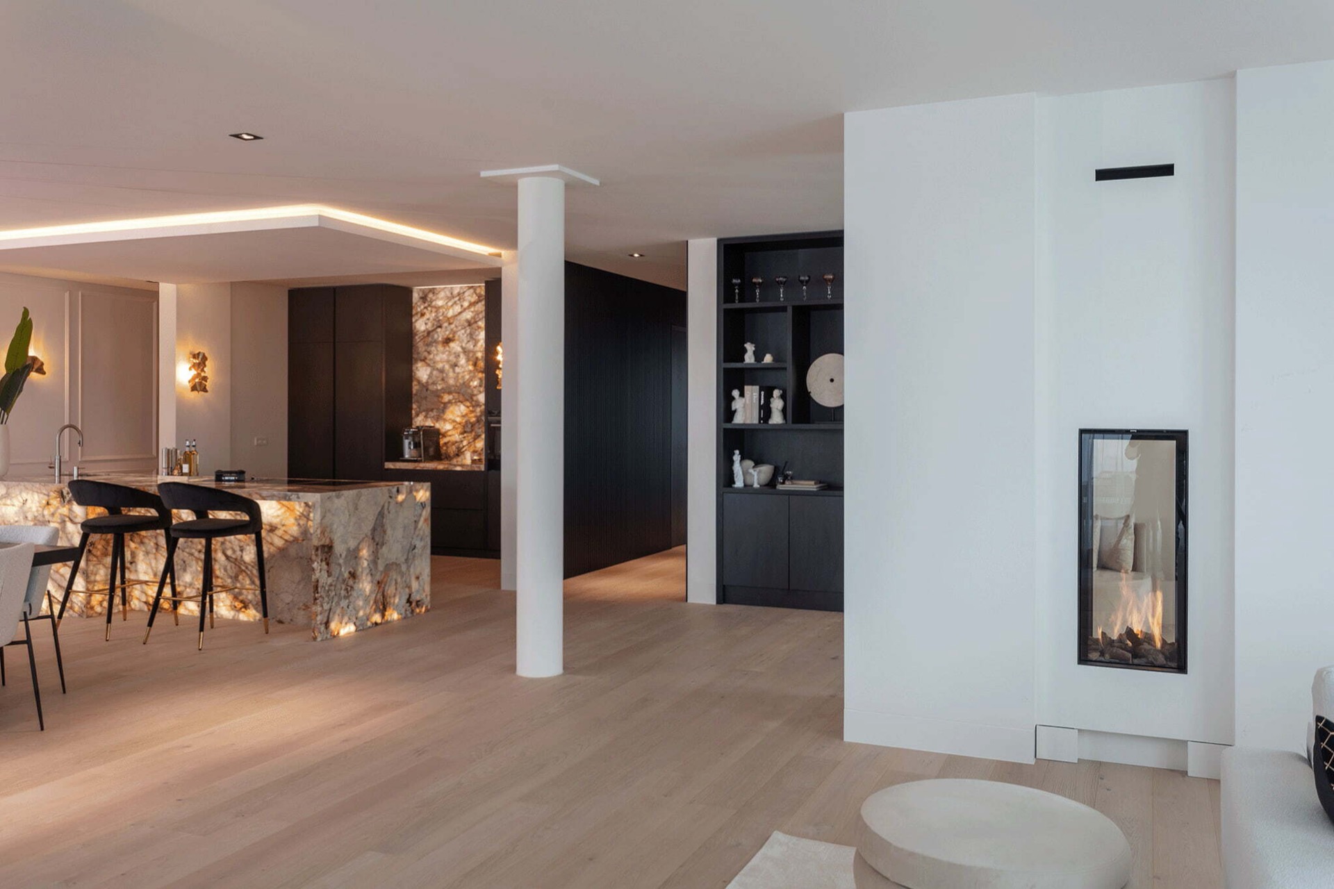 cucina moderna in marmo: soggiorno luminoso con decorazioni moderne e accessori come vasi, Luxury, Design, Exclusive, Modern, Custom Made, Special, Beautiful