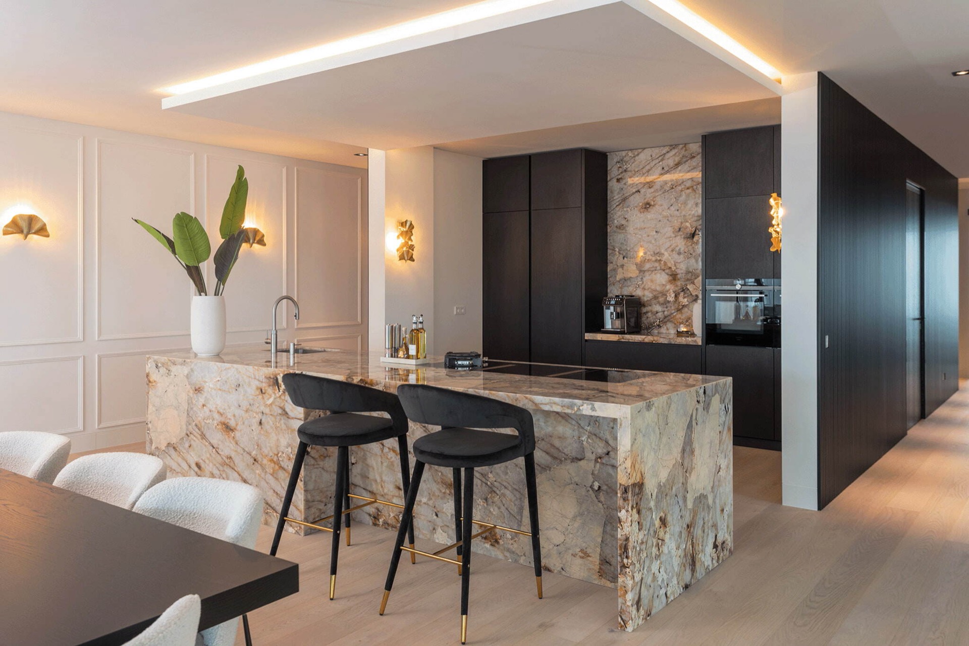 cucina moderna in marmo: soggiorno con grandi finestre e decorazioni luminose, Luxury, Design, Exclusive, Modern, Custom Made, Special, Beautiful