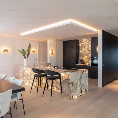 Hotelchique stijl: keuken met verlicht marmer als eyecatcher