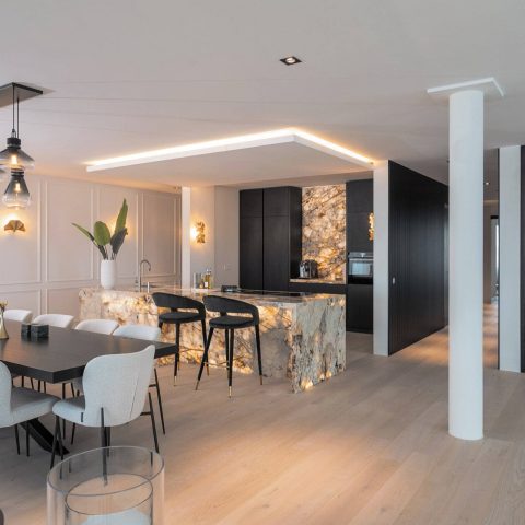 Hotelchique stijl: keuken met verlicht marmer als eyecatcher