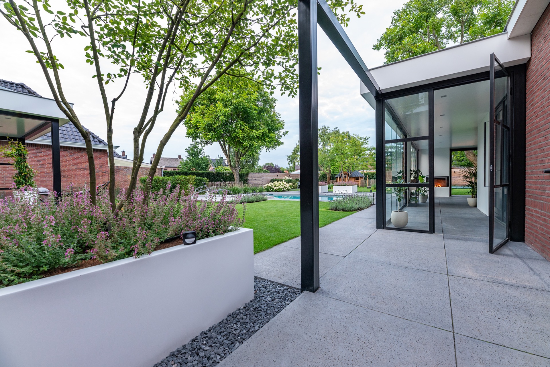 moderno progetto giardino: giardino e piscina accoglienti con illuminazione atmosferica di sera, Luxury, Design, Exclusive, Modern, Custom Made, Special, Beautiful