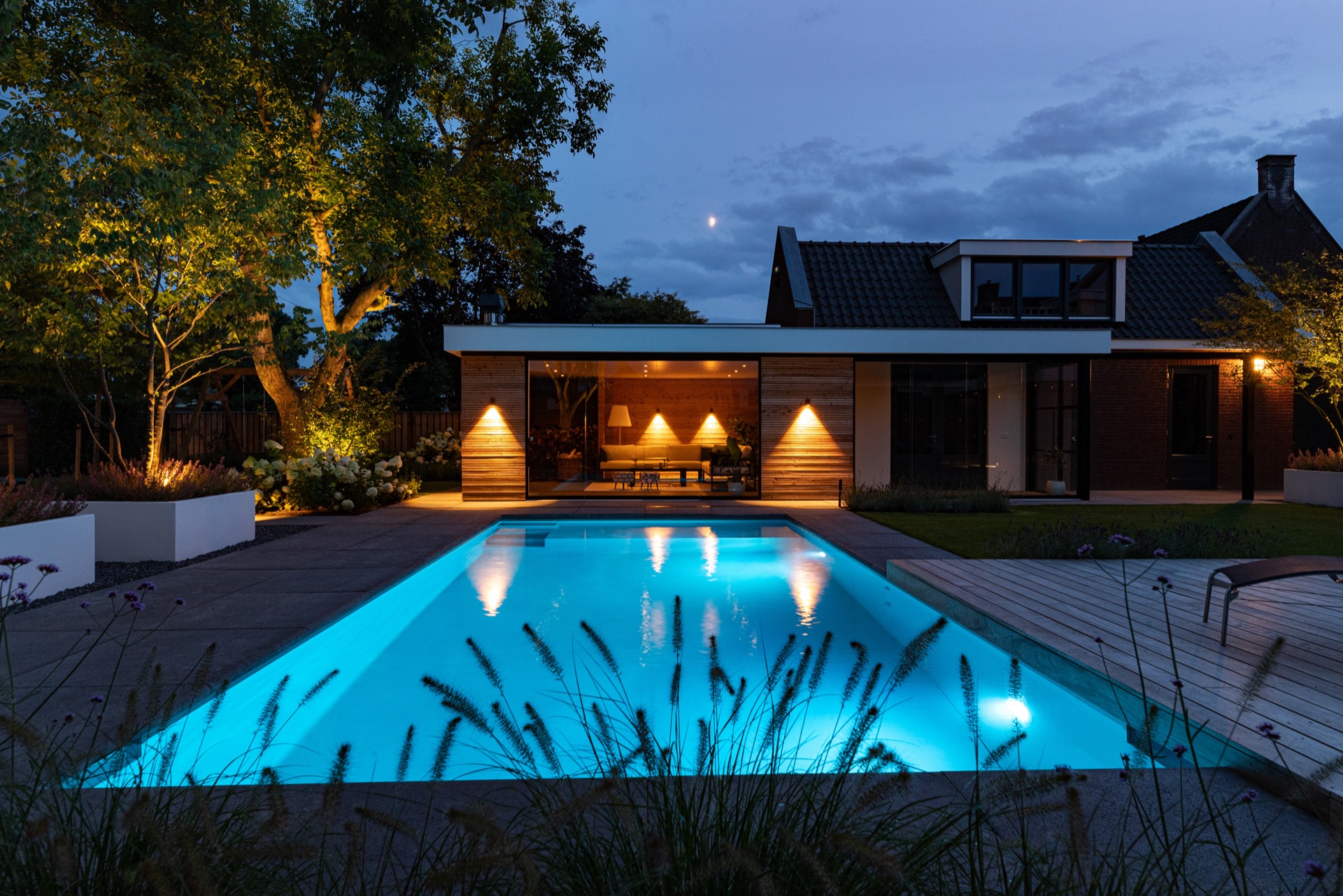 moderno progetto giardino: giardino e piscina affascinanti con illuminazione serale, Luxury, Design, Exclusive, Modern, Custom Made, Special, Beautiful