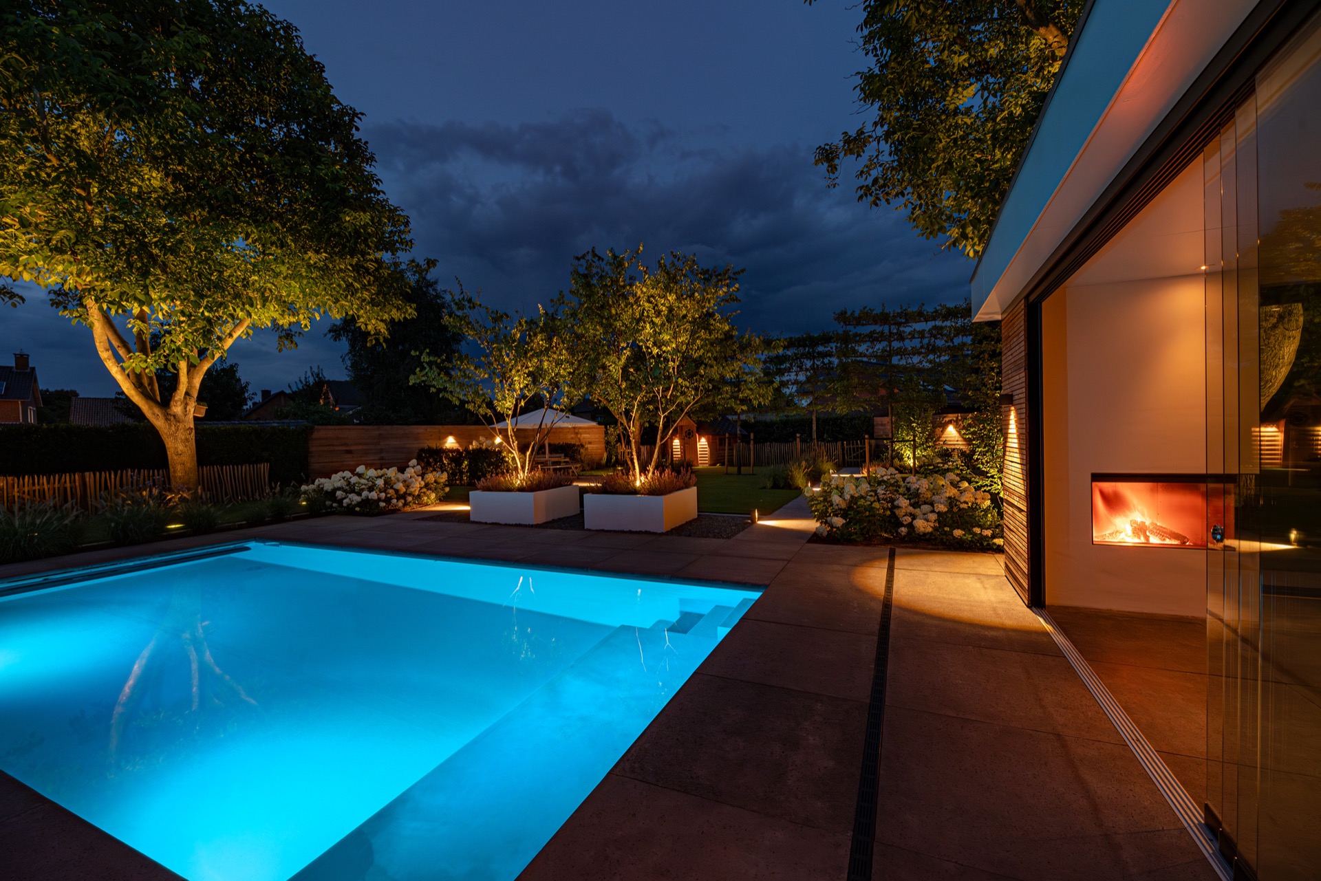 moderno progetto giardino: soggiorno di lusso con vista a giardino e piscina di sera, Luxury, Design, Exclusive, Modern, Custom Made, Special, Beautiful