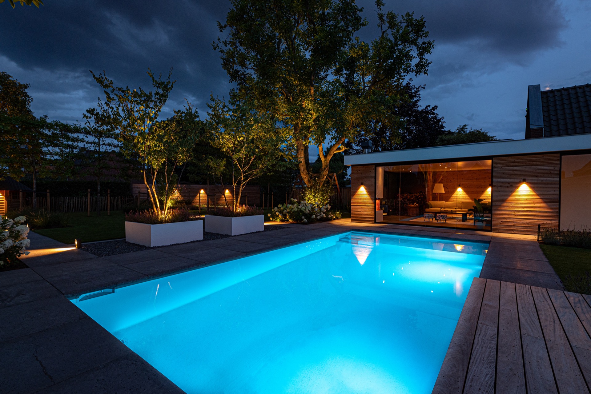 moderno progetto giardino: piscina di lusso in giardino moderno con area relax, Luxury, Design, Exclusive, Modern, Custom Made, Special, Beautiful