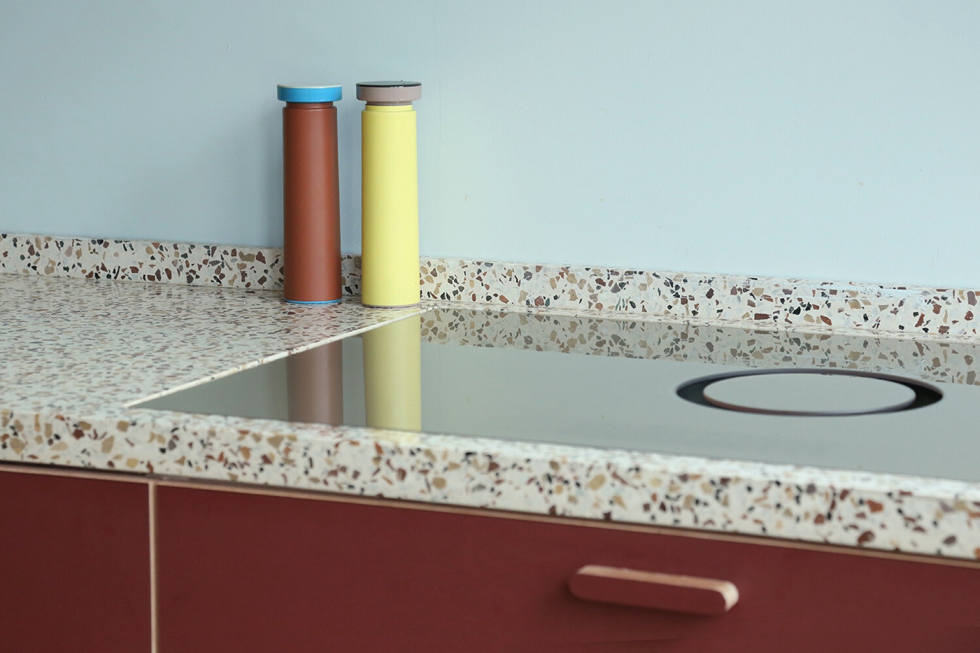idee per cucina: primo piano di piano in terrazzo con vasi colorati e accessori, Luxe, Design, Exclusief, Modern, Maatwerk, Bijzondere, Mooie
