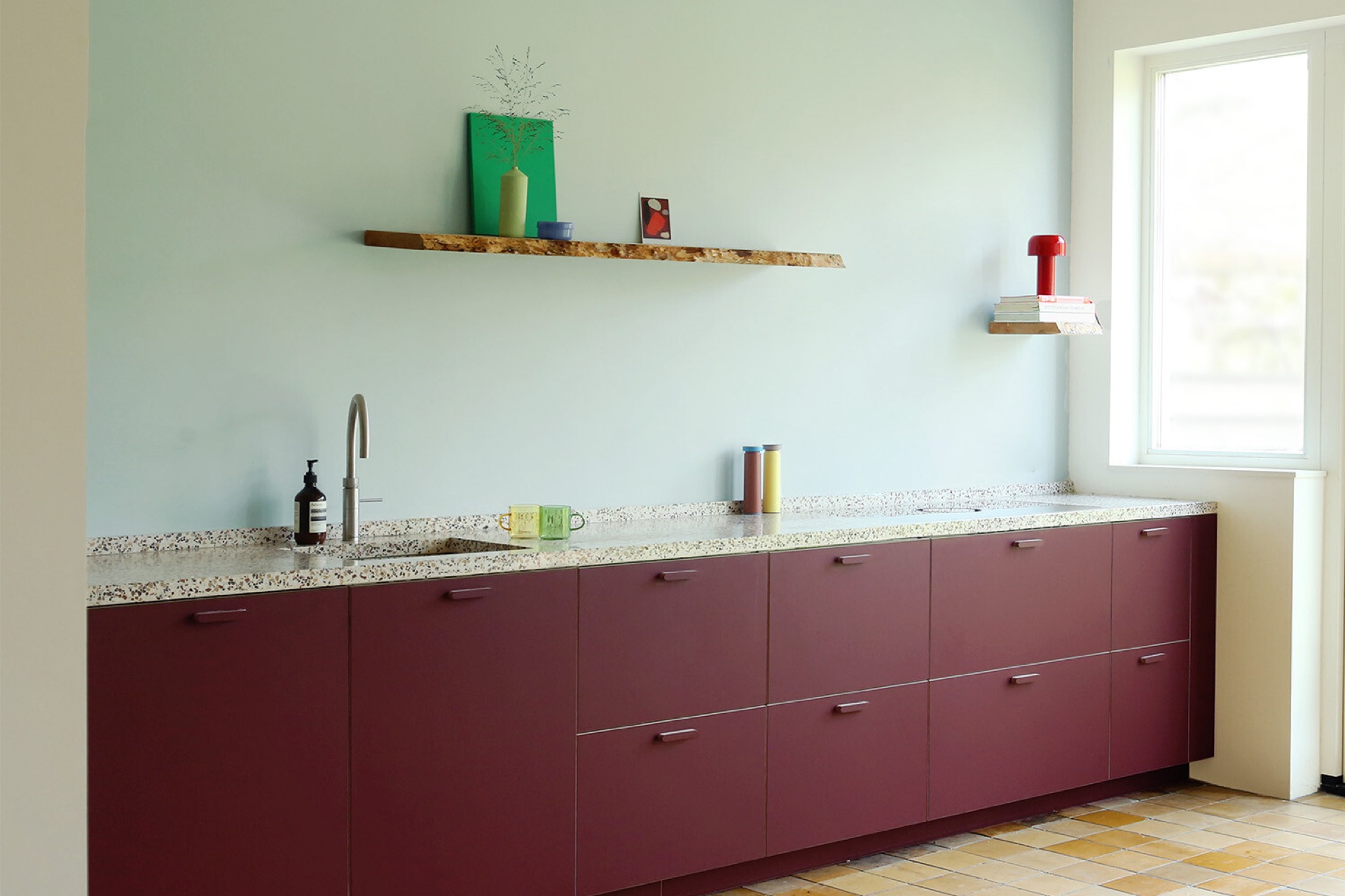 idee per cucina: cucina moderna con piano in terrazzo e armadi bordeaux, Luxe, Design, Exclusief, Modern, Maatwerk, Bijzondere, Mooie