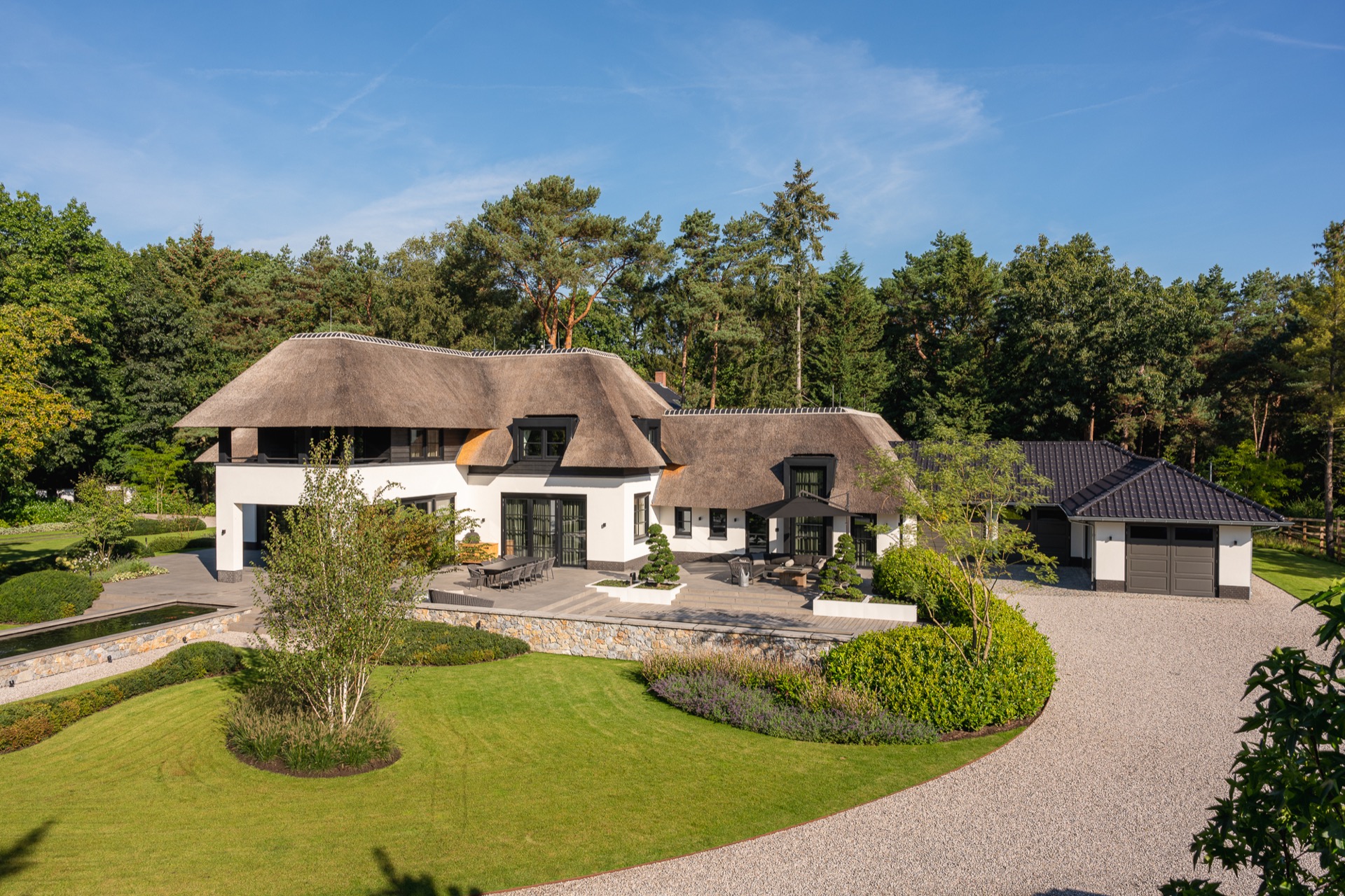 villa da sogno con tetto di paglia: casa di campagna con tetto di paglia e giardino, grandi finestre., Luxury, Design, Exclusive, Modern, Custom Made, Special, Beautiful
