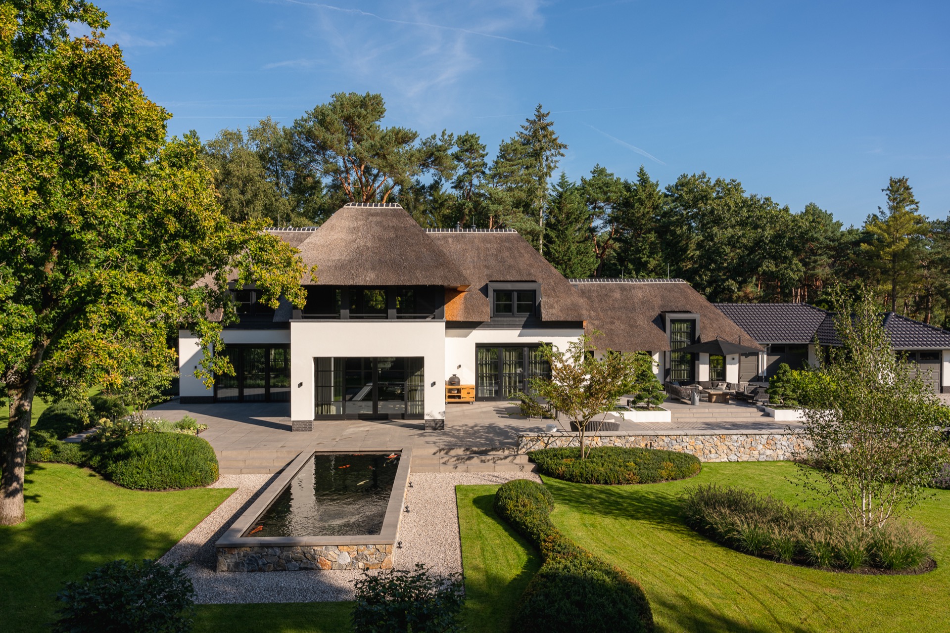 villa da sogno con tetto di paglia: giardino con fontana, prato e terrazza, mobili da esterno., Luxury, Design, Exclusive, Modern, Custom Made, Special, Beautiful
