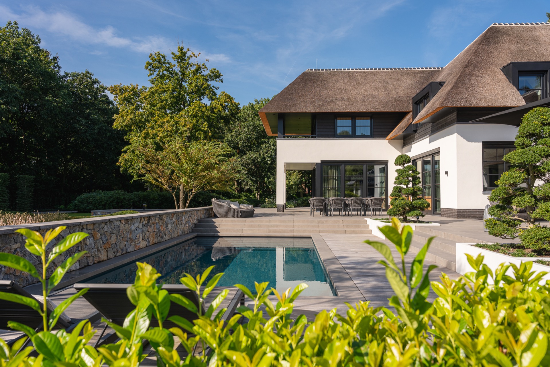 villa da sogno con tetto di paglia: villa con tetto di paglia e piscina nel giardino, spazio esterno moderno., Luxury, Design, Exclusive, Modern, Custom Made, Special, Beautiful