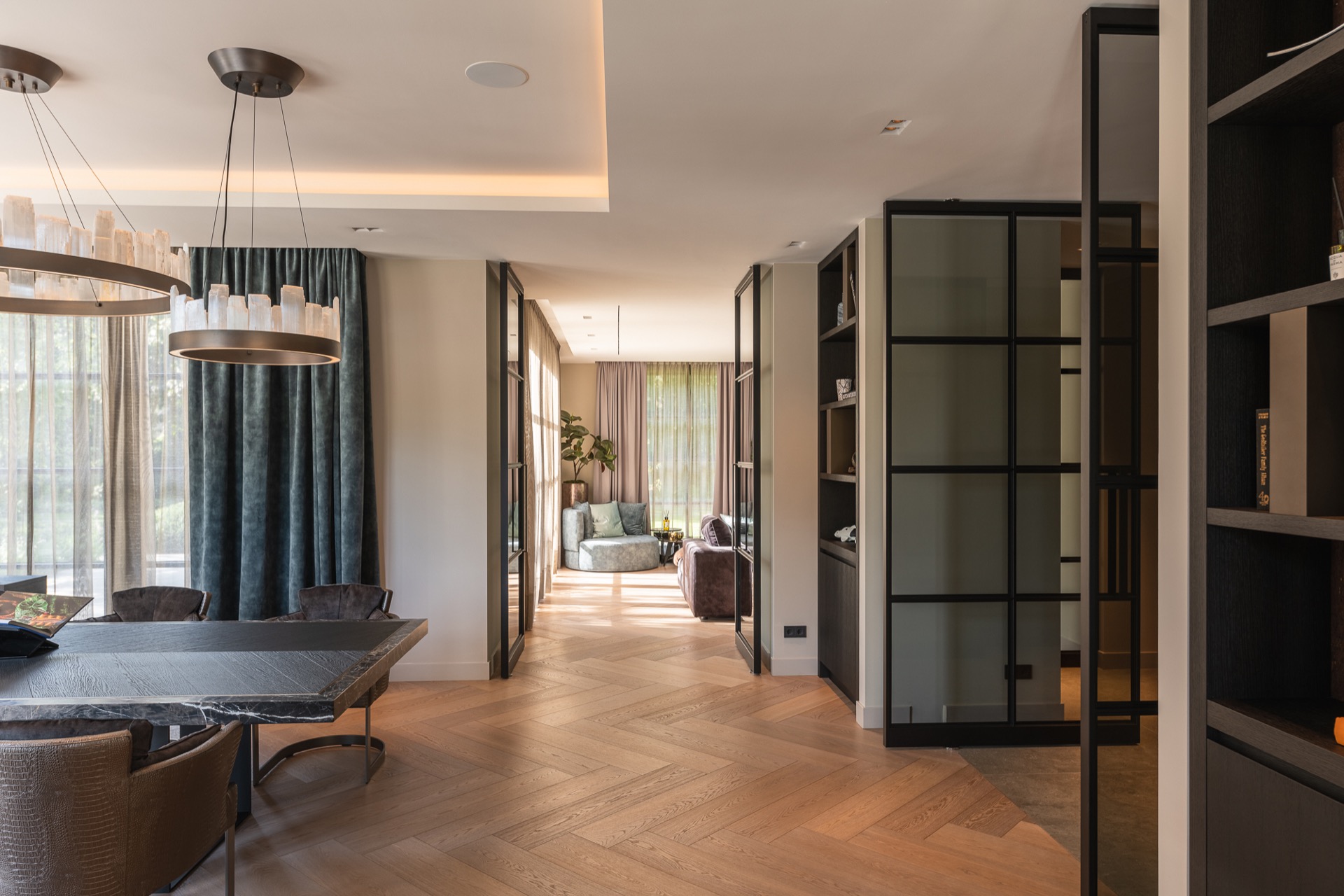 villa da sogno con tetto di paglia: lettura soggiorno con grandi finestre, camino a gas e interior moderno e accogliente, Luxury, Design, Exclusive, Modern, Custom Made, Special, Beautiful